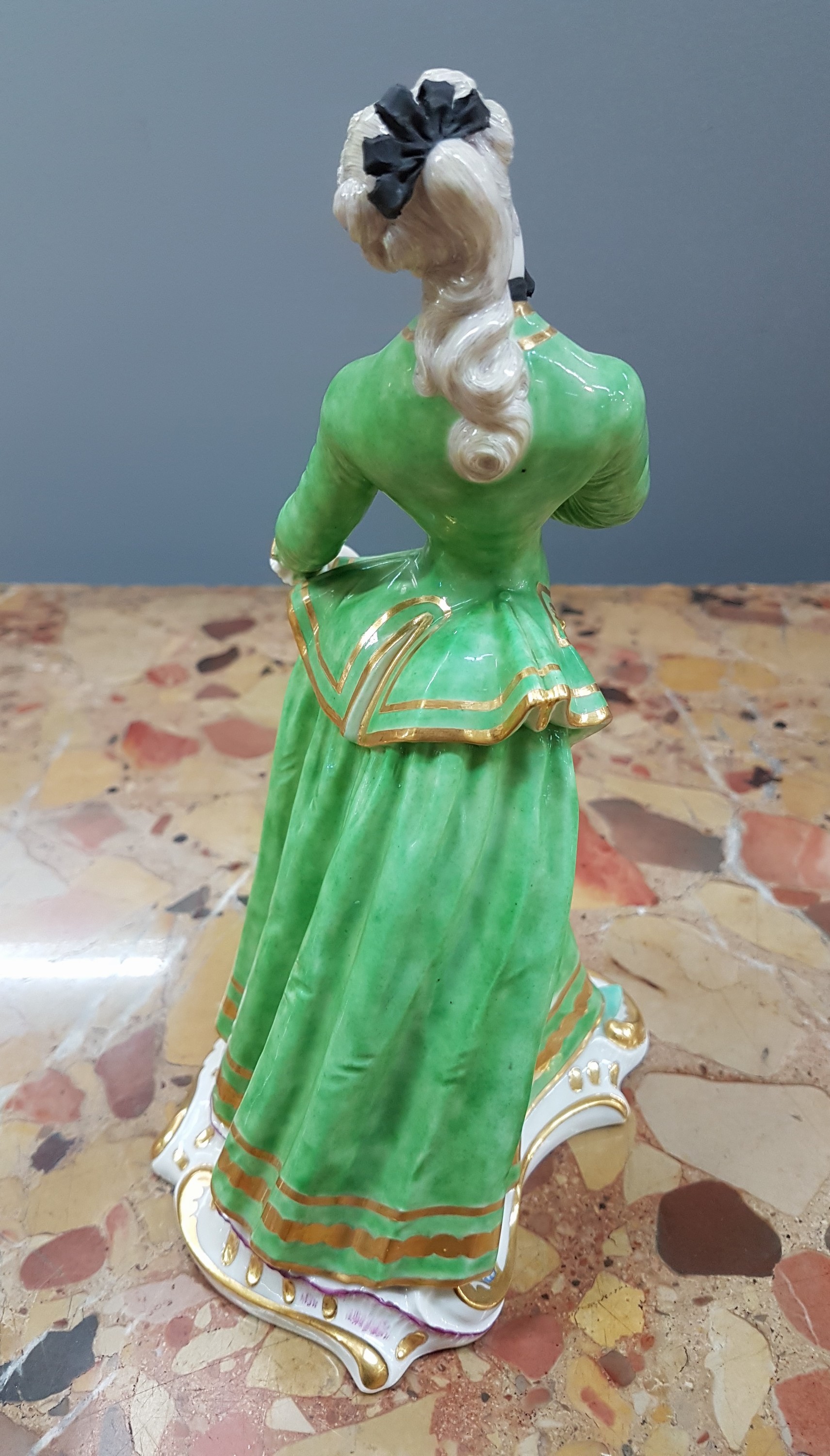 Detail c: Porzellanfigur, Nymphenburg, 20. Jh., Isabella aus der Commedia dell'Arte von Franz Anton Bustelli, bunt bemalt, reiche Goldstaffage, H. ca. 21cm