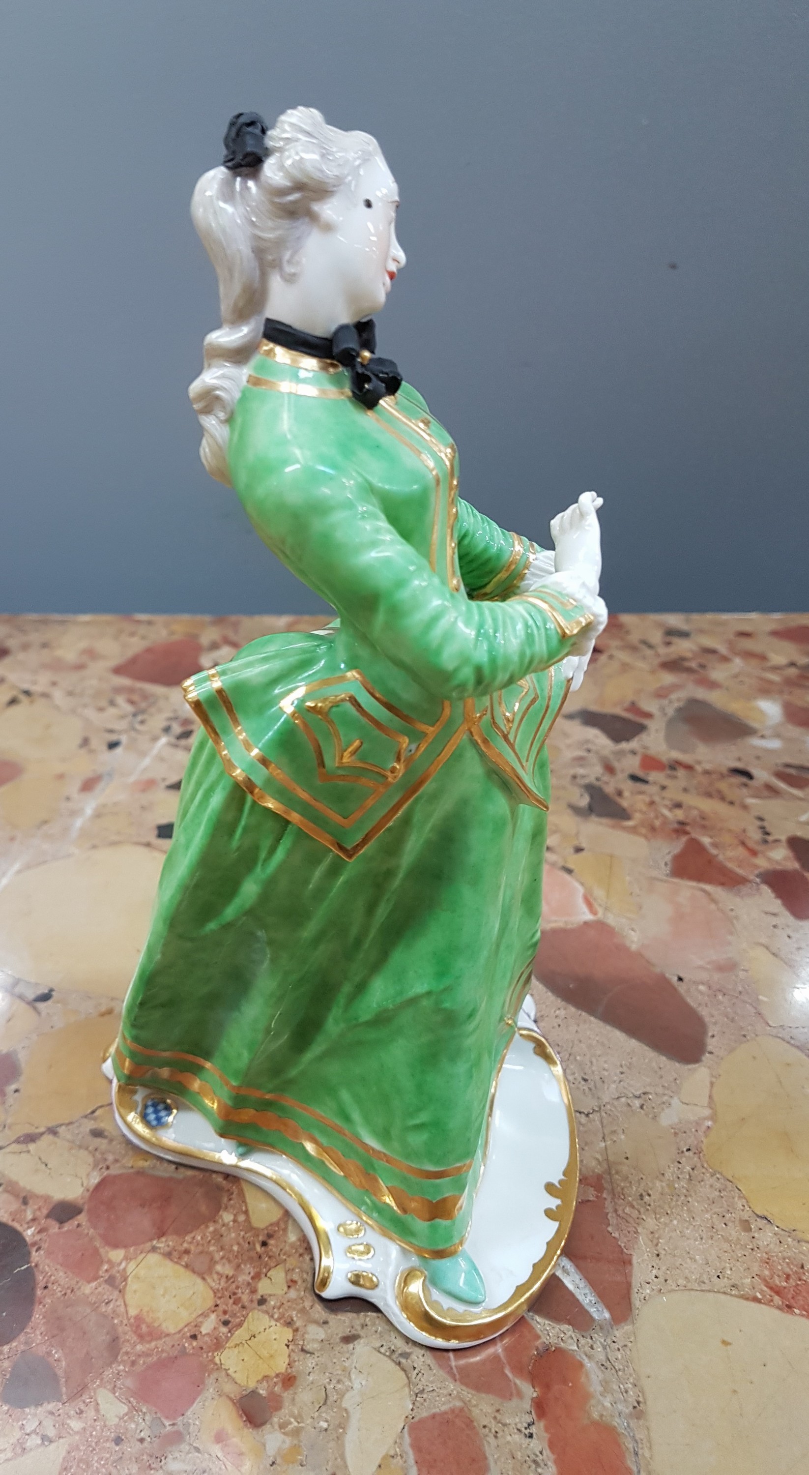 Detail d: Porzellanfigur, Nymphenburg, 20. Jh., Isabella aus der Commedia dell'Arte von Franz Anton Bustelli, bunt bemalt, reiche Goldstaffage, H. ca. 21cm