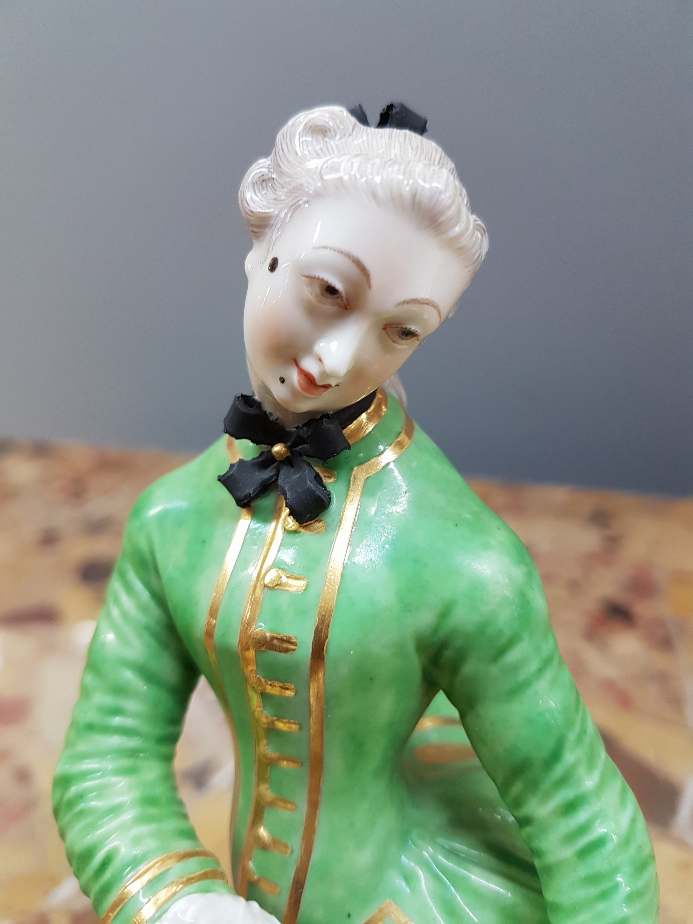Detail f: Porzellanfigur, Nymphenburg, 20. Jh., Isabella aus der Commedia dell'Arte von Franz Anton Bustelli, bunt bemalt, reiche Goldstaffage, H. ca. 21cm