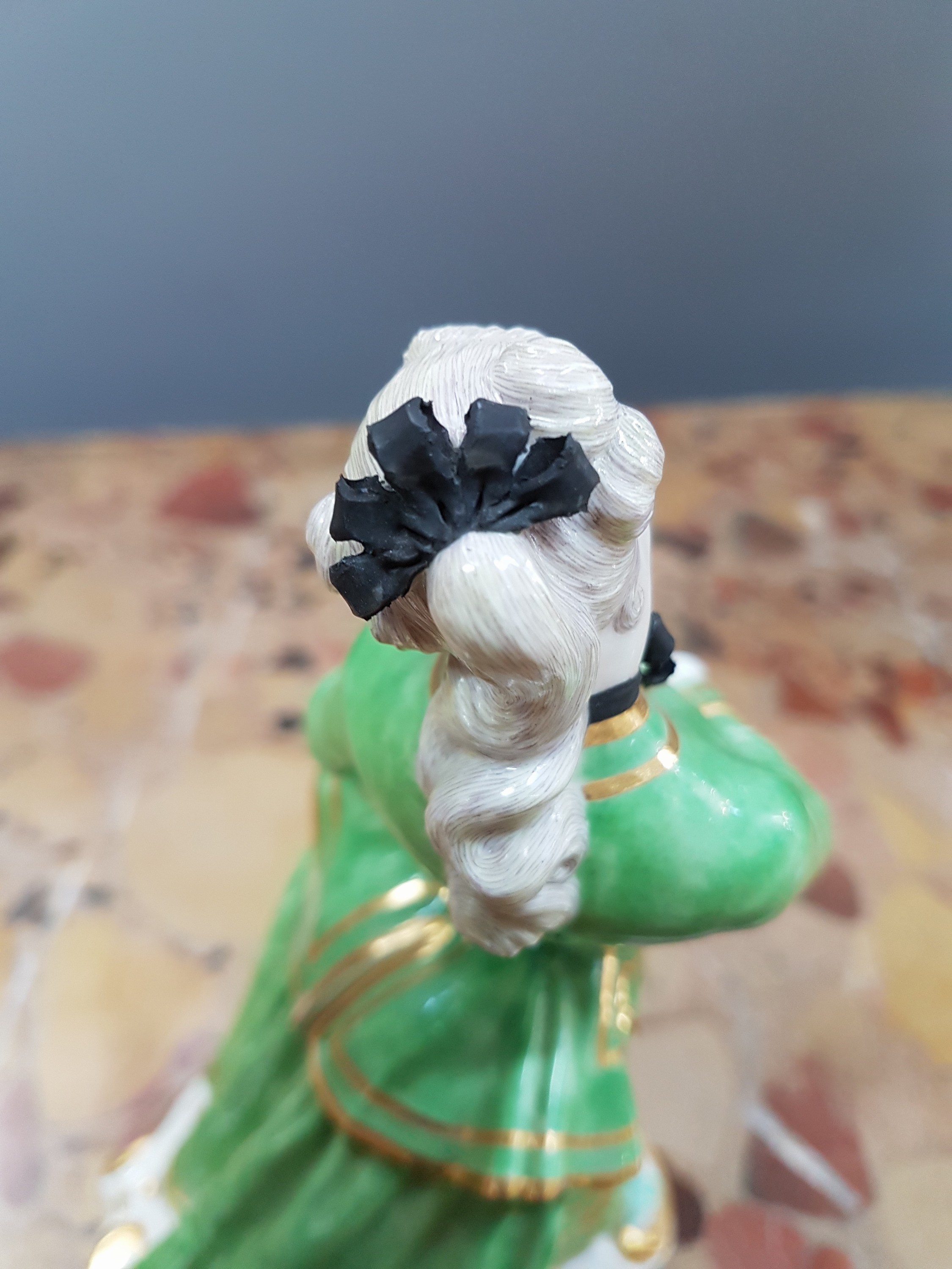 Detail g: Porzellanfigur, Nymphenburg, 20. Jh., Isabella aus der Commedia dell'Arte von Franz Anton Bustelli, bunt bemalt, reiche Goldstaffage, H. ca. 21cm