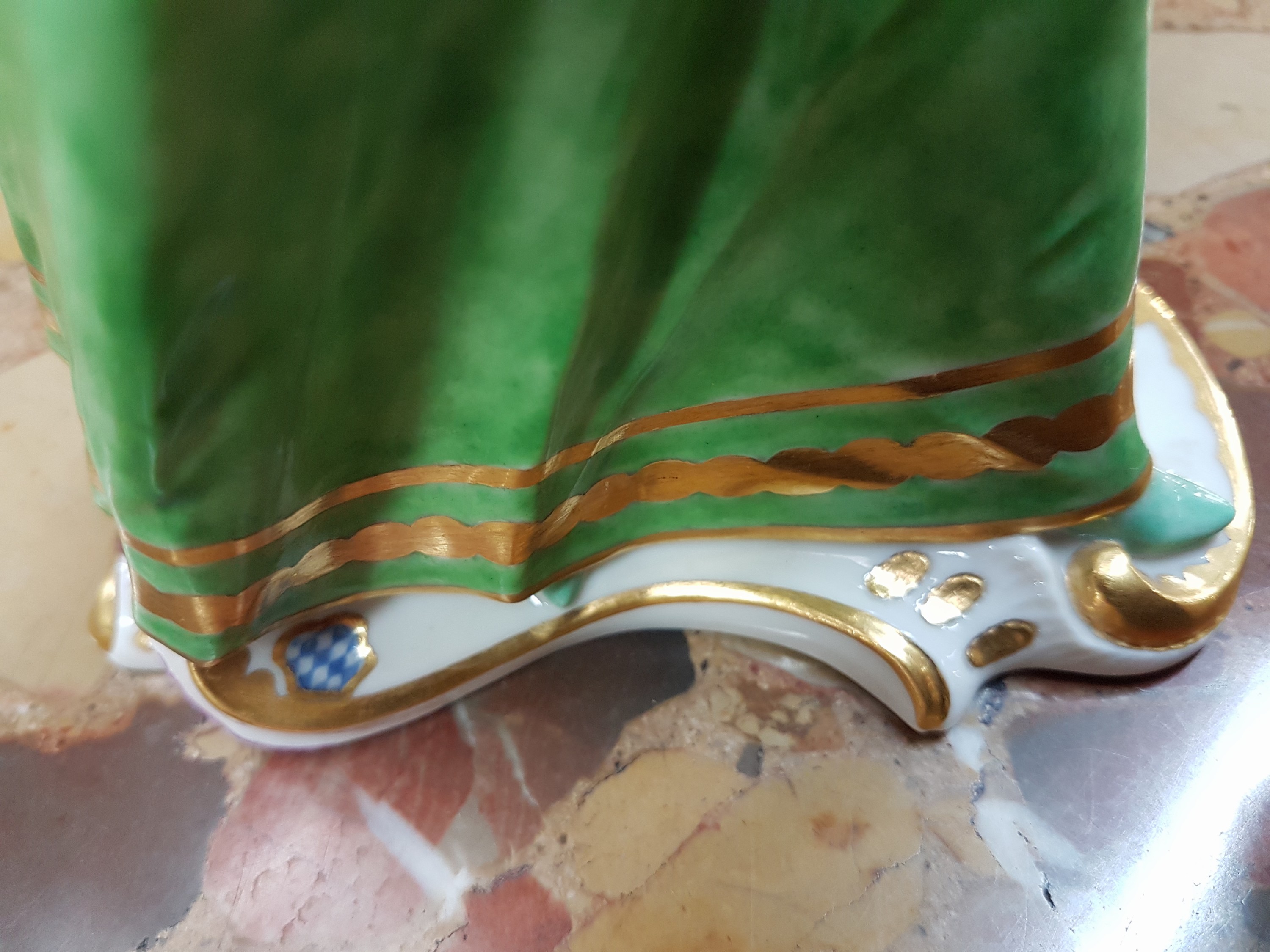 Detail h: Porzellanfigur, Nymphenburg, 20. Jh., Isabella aus der Commedia dell'Arte von Franz Anton Bustelli, bunt bemalt, reiche Goldstaffage, H. ca. 21cm
