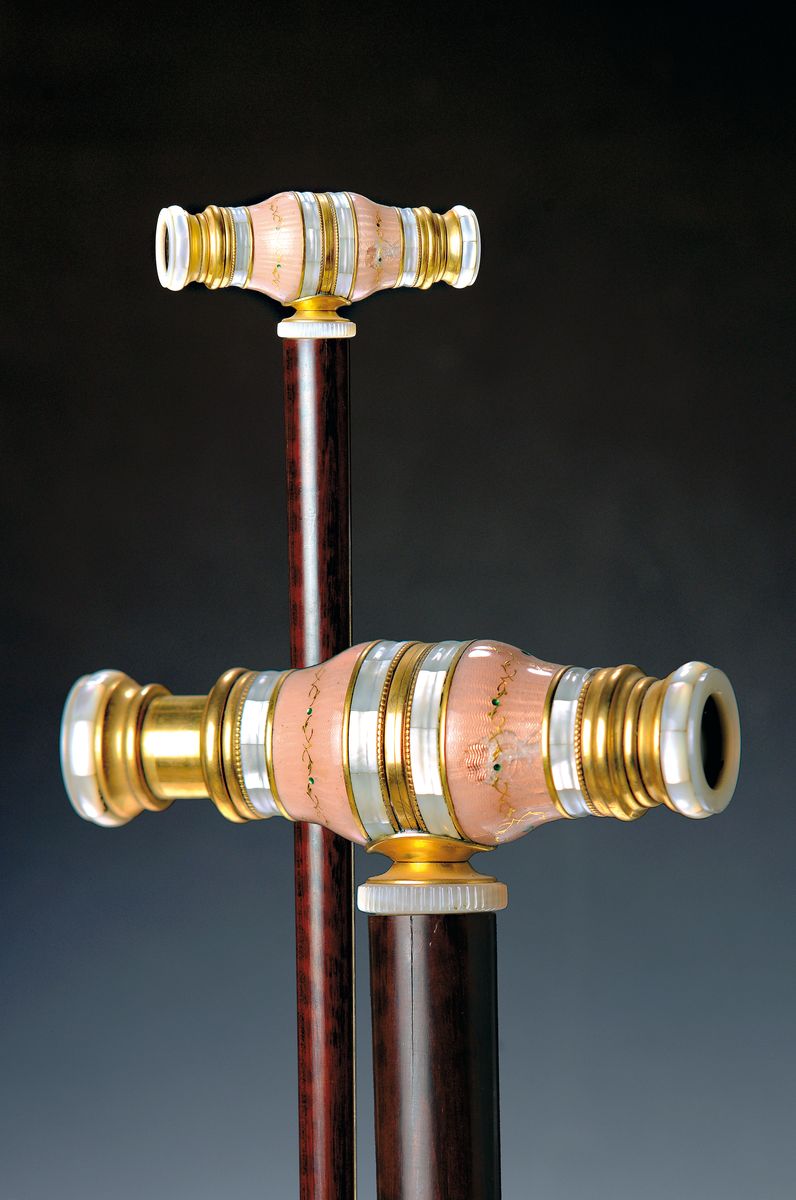 Systemstock mit Opern- bzw. Fernglas, Anfang 20.Jh., Holzgriff, abschraubbares Opernglas, Messing und Perlmutt, guillochiert und emailliert, l. ...