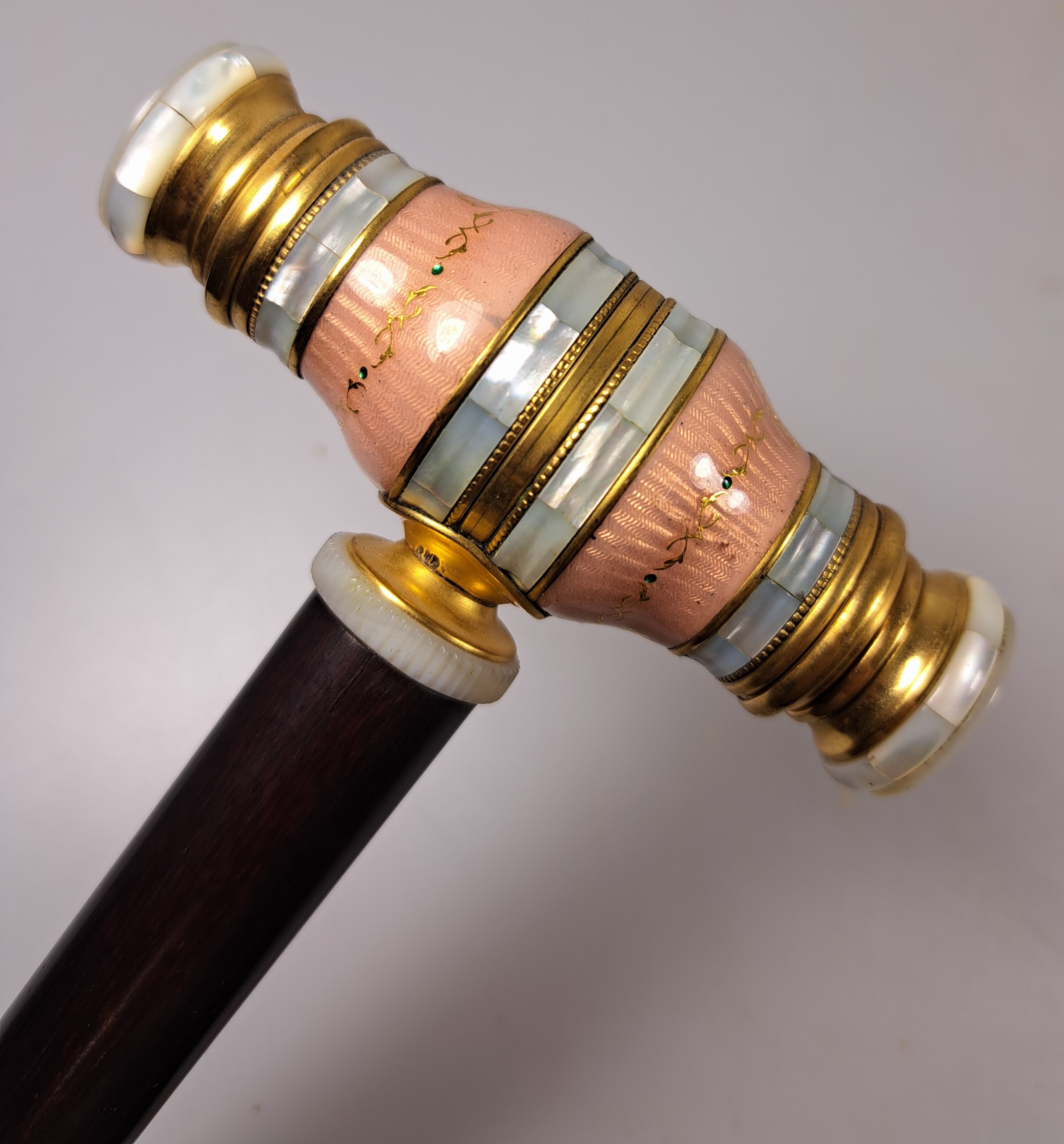 Detail a: Systemstock mit Opern- bzw. Fernglas, Anfang 20.Jh., Holzgriff, abschraubbares Opernglas, Messing und Perlmutt, guillochiert und emailliert, l. ...