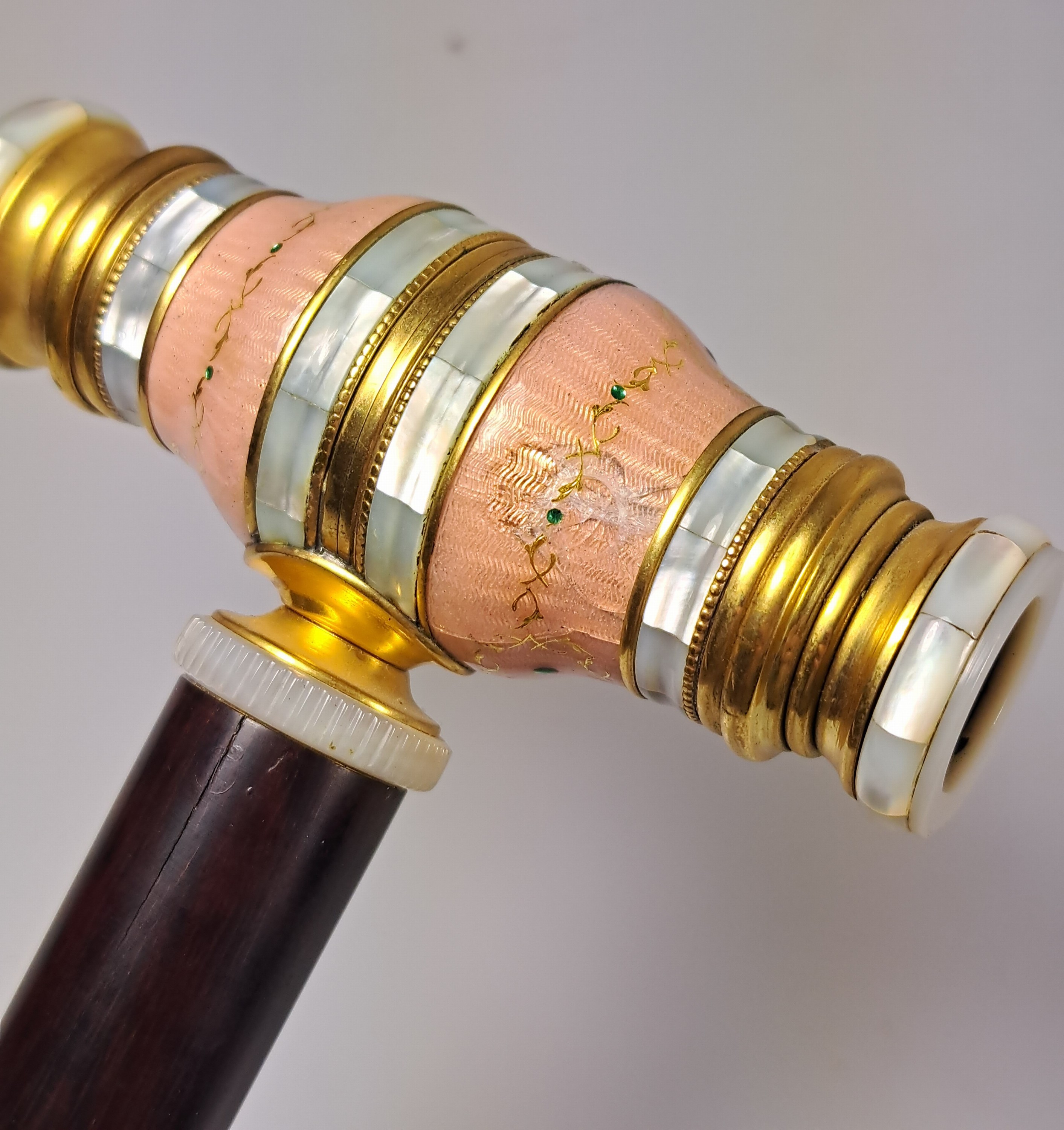 Detail c: Systemstock mit Opern- bzw. Fernglas, Anfang 20.Jh., Holzgriff, abschraubbares Opernglas, Messing und Perlmutt, guillochiert und emailliert, l. ...
