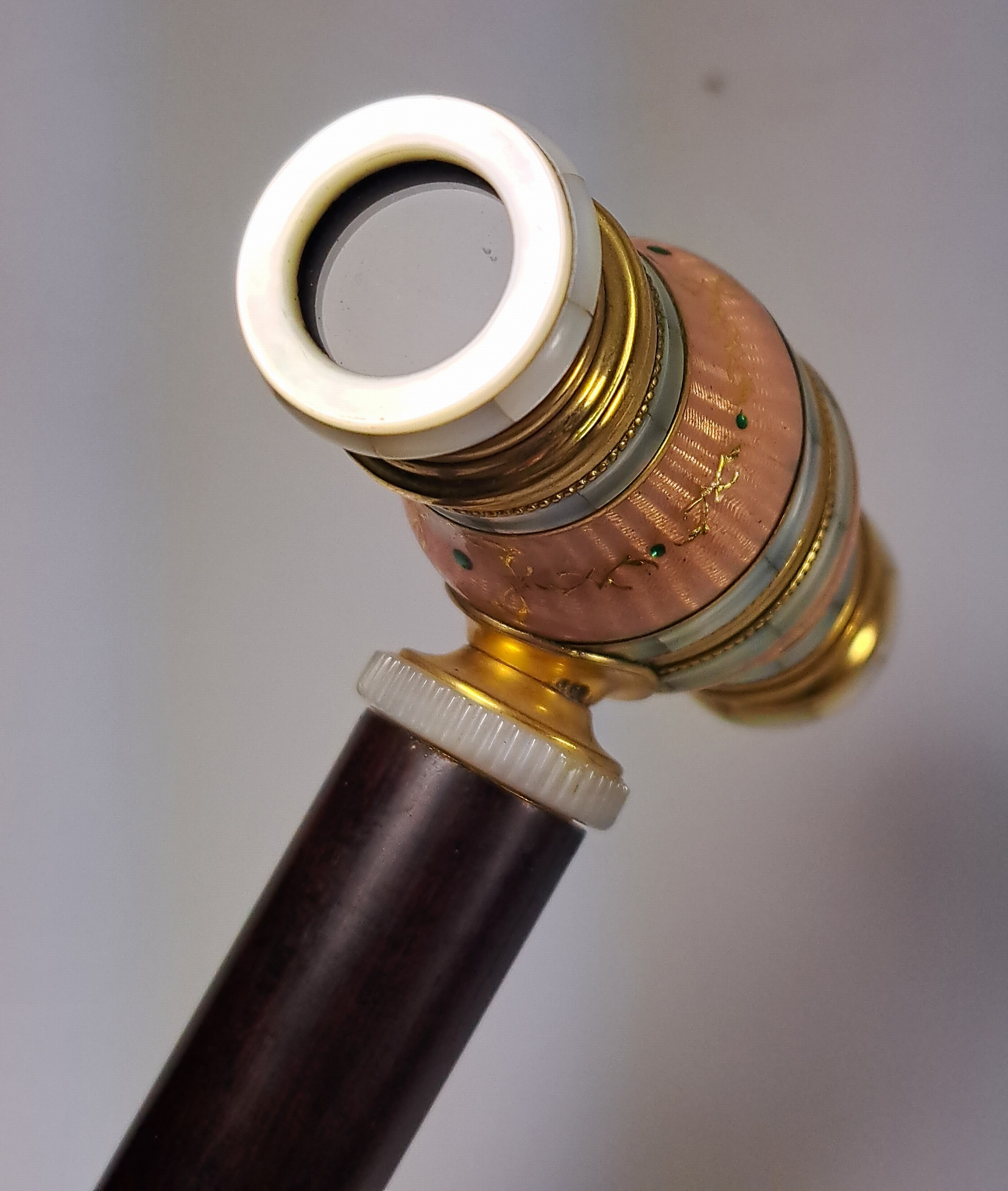 Detail d: Systemstock mit Opern- bzw. Fernglas, Anfang 20.Jh., Holzgriff, abschraubbares Opernglas, Messing und Perlmutt, guillochiert und emailliert, l. ...