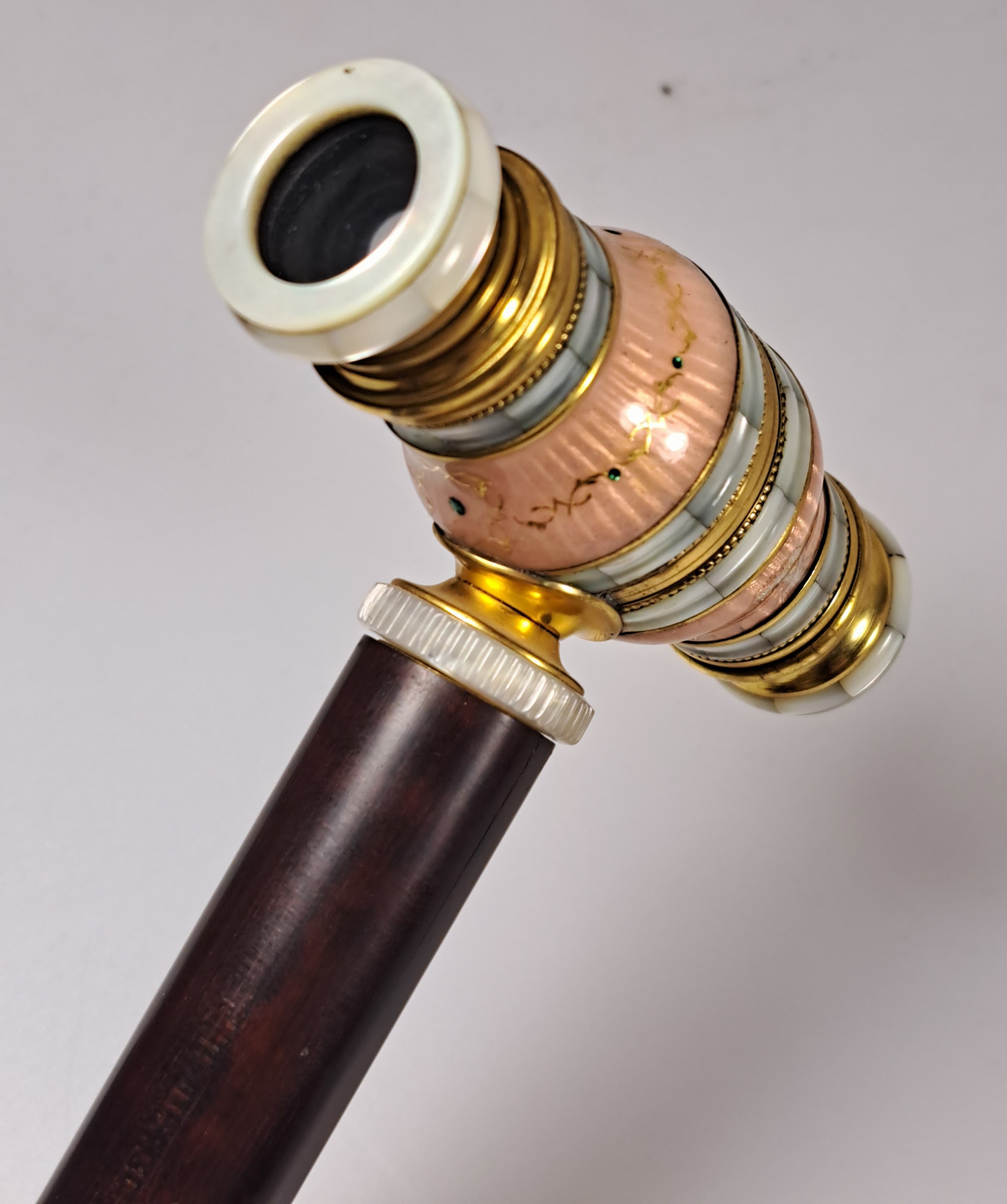 Detail e: Systemstock mit Opern- bzw. Fernglas, Anfang 20.Jh., Holzgriff, abschraubbares Opernglas, Messing und Perlmutt, guillochiert und emailliert, l. ...