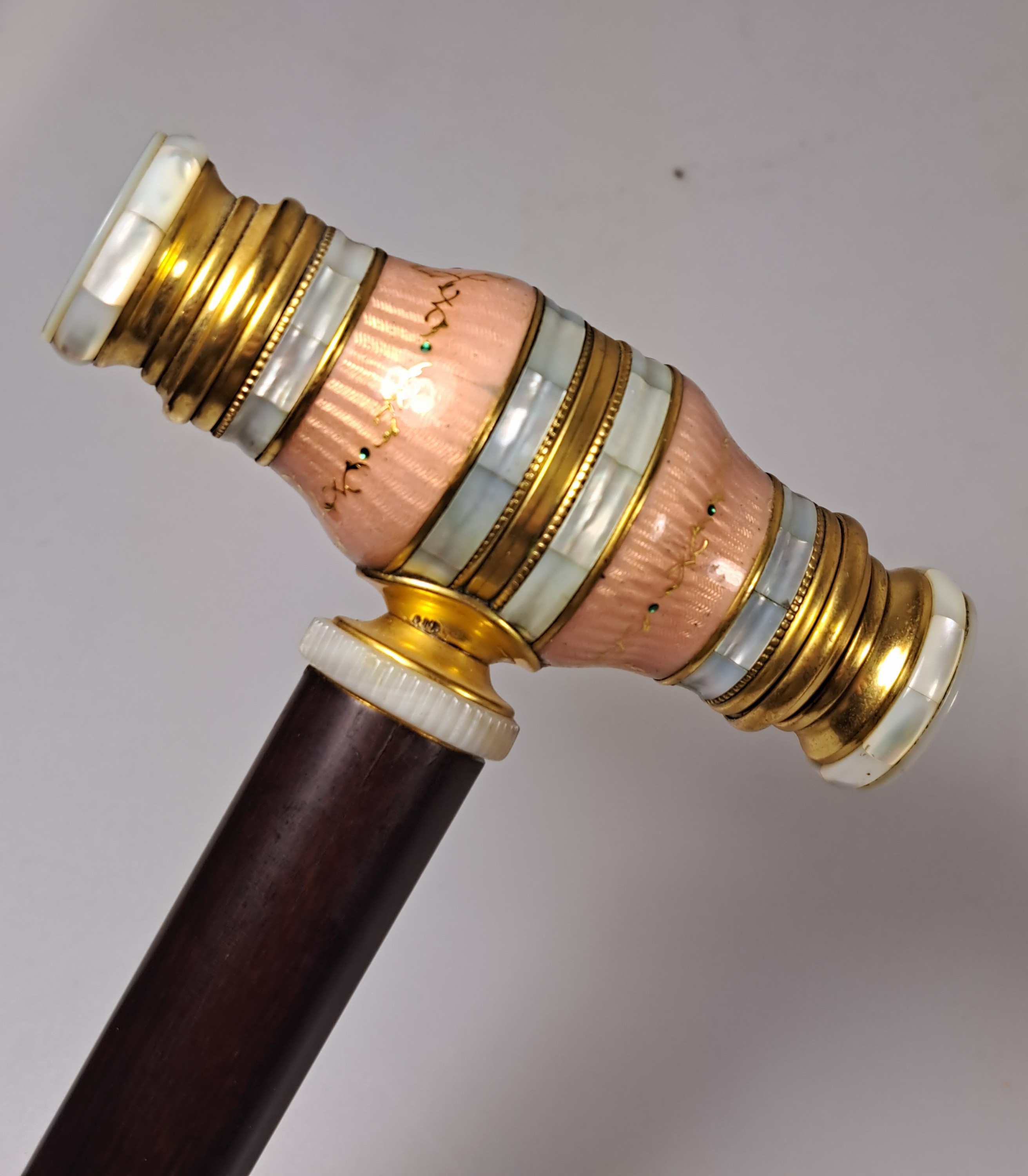 Detail f: Systemstock mit Opern- bzw. Fernglas, Anfang 20.Jh., Holzgriff, abschraubbares Opernglas, Messing und Perlmutt, guillochiert und emailliert, l. ...