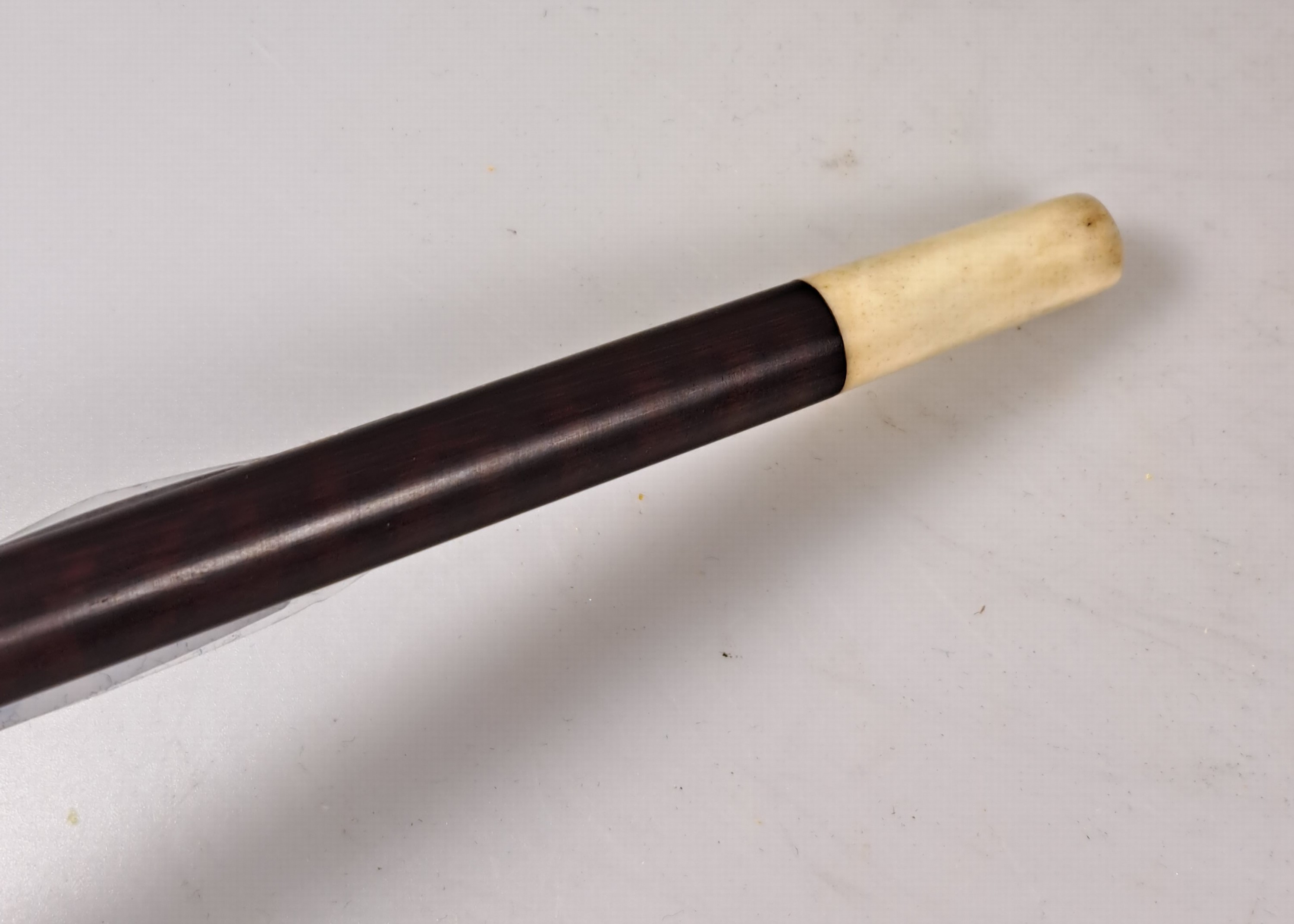 Detail h: Systemstock mit Opern- bzw. Fernglas, Anfang 20.Jh., Holzgriff, abschraubbares Opernglas, Messing und Perlmutt, guillochiert und emailliert, l. ...