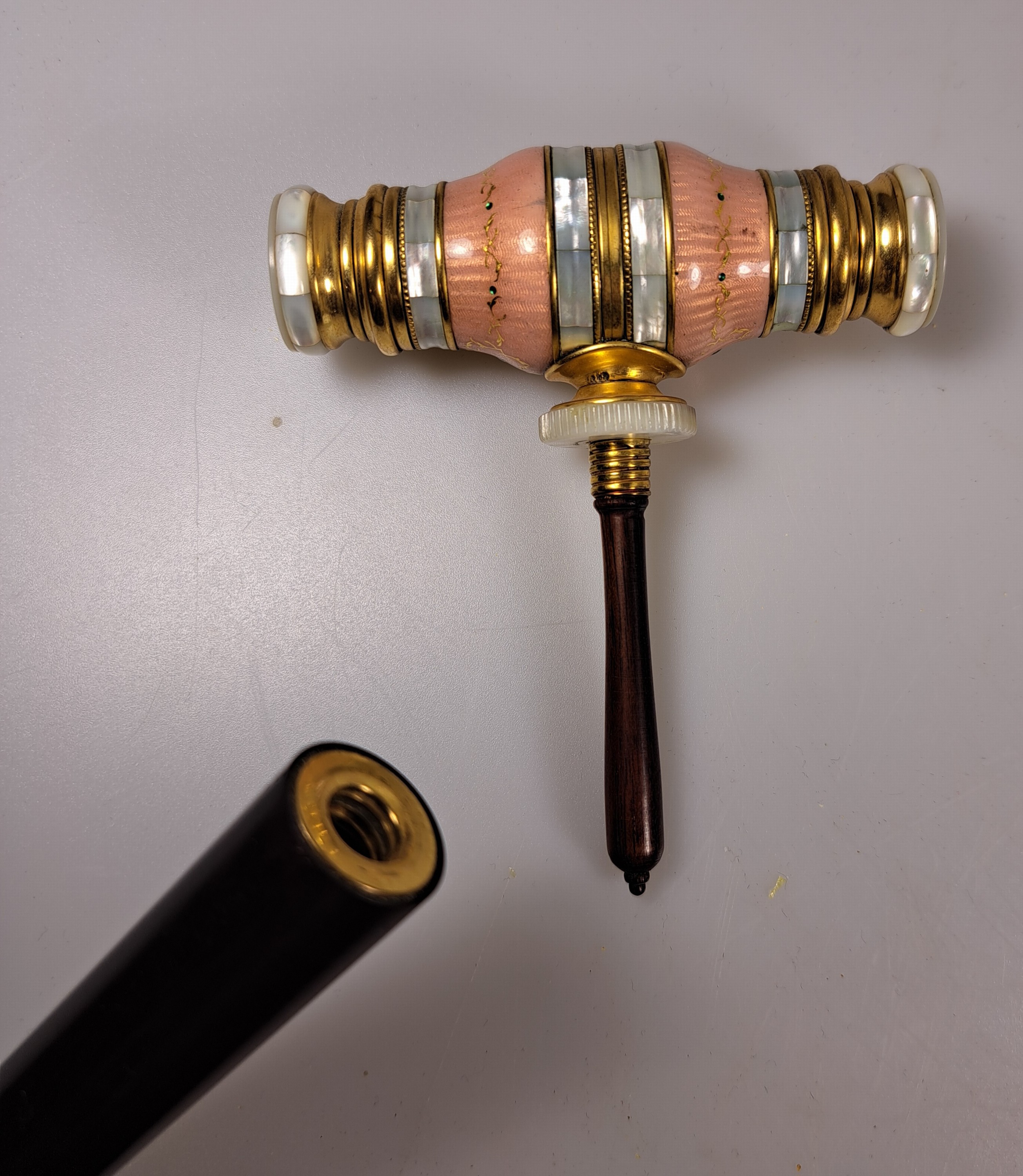Detail j: Systemstock mit Opern- bzw. Fernglas, Anfang 20.Jh., Holzgriff, abschraubbares Opernglas, Messing und Perlmutt, guillochiert und emailliert, l. ...