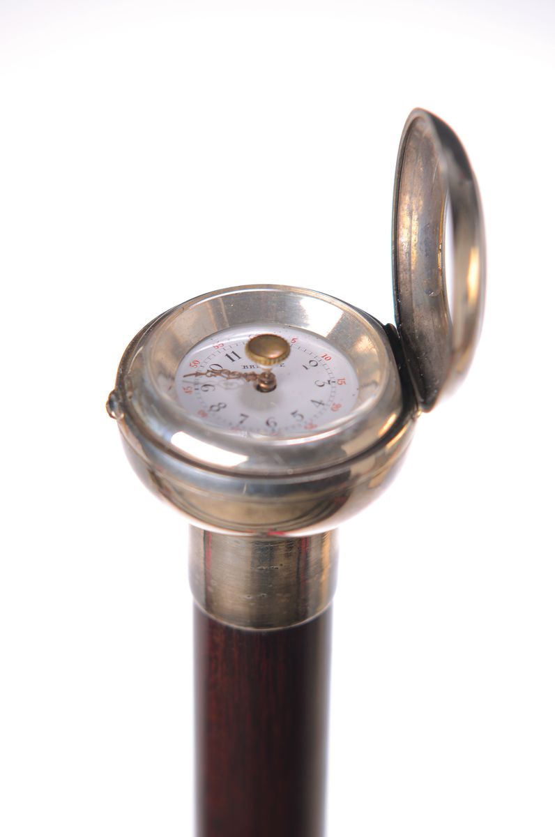 Detail a: Systemstock mit Uhr, wohl Frankreich, Anfang 20.Jh., Holzstock, Silbermontur ungemarkt, Zifferblatt mit Brevete, Sprungdeckel Mechanismus, ...