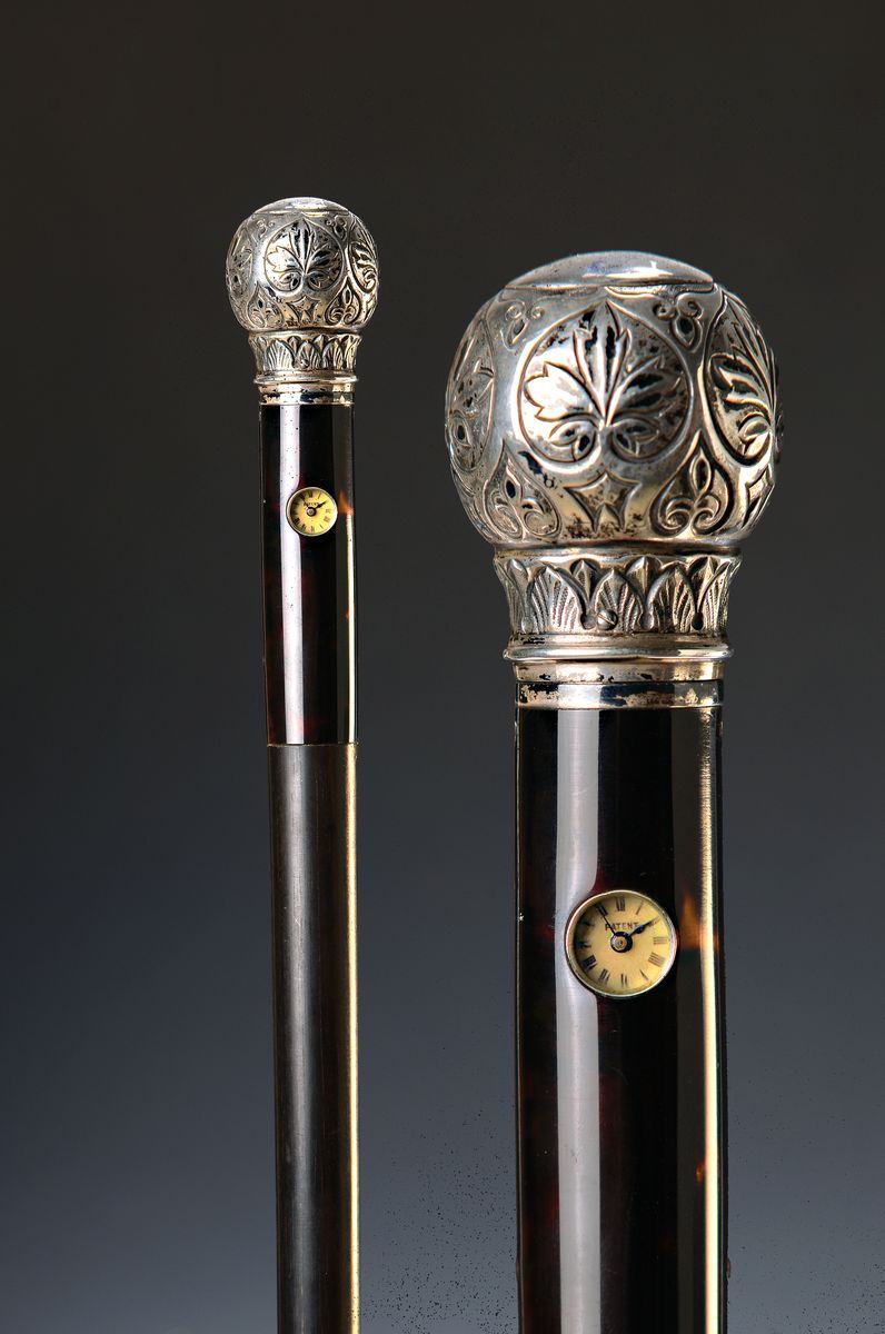 Systemstock mit Uhr, Frankreich, um 1900, Holzschuß, Silberknauf gemarkt, floraler Reliefdekor, kleines Zifferblatt im Stock eingearbeitet, bez.: ...