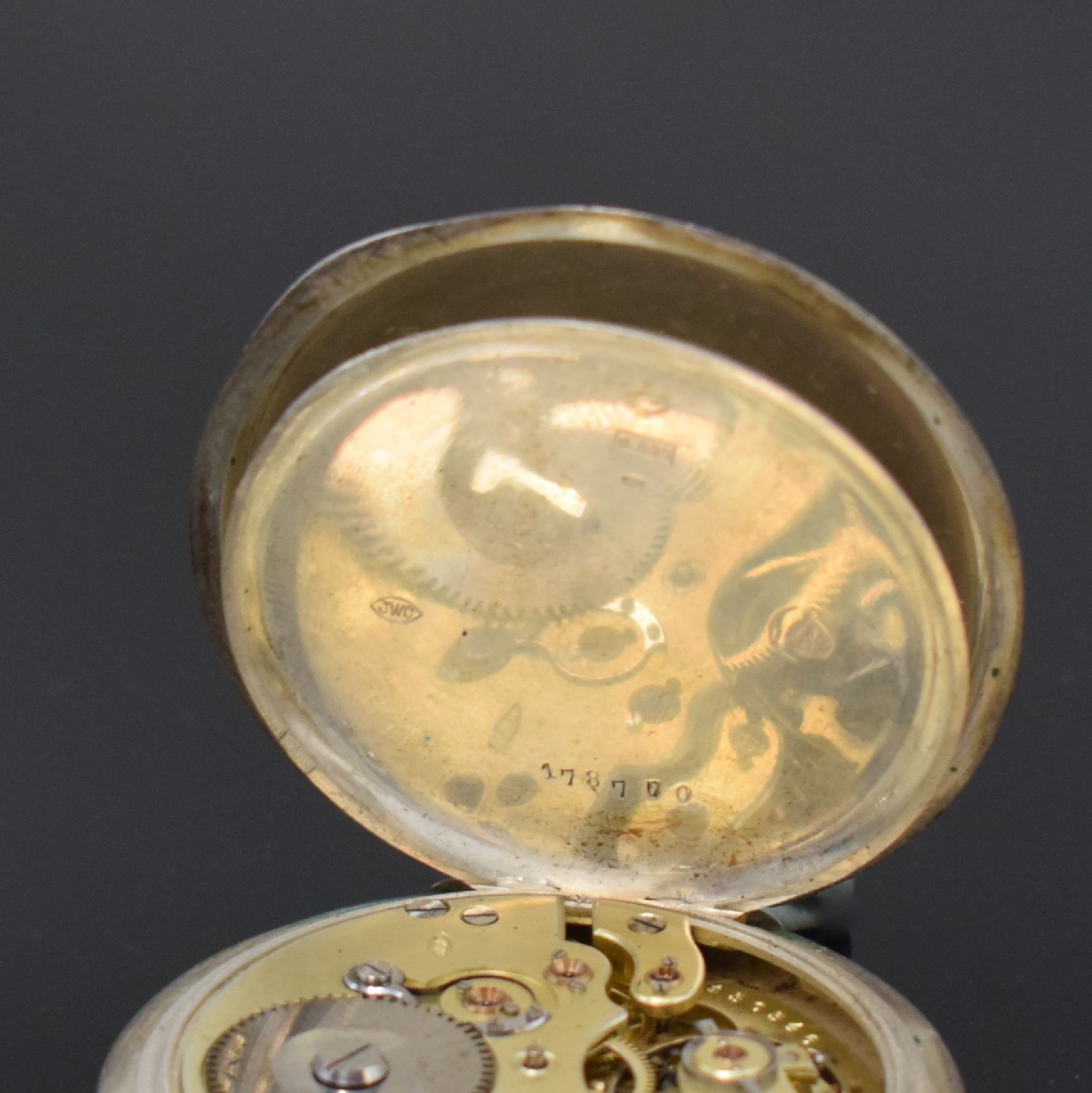 Detail f: IWC Offene Taschenuhr in 800er Silber, Schweiz um 1900, teils angel. Geh. dell., guill. Rückdeckel m. Monogrammspiegel, Silbercuvette, ...