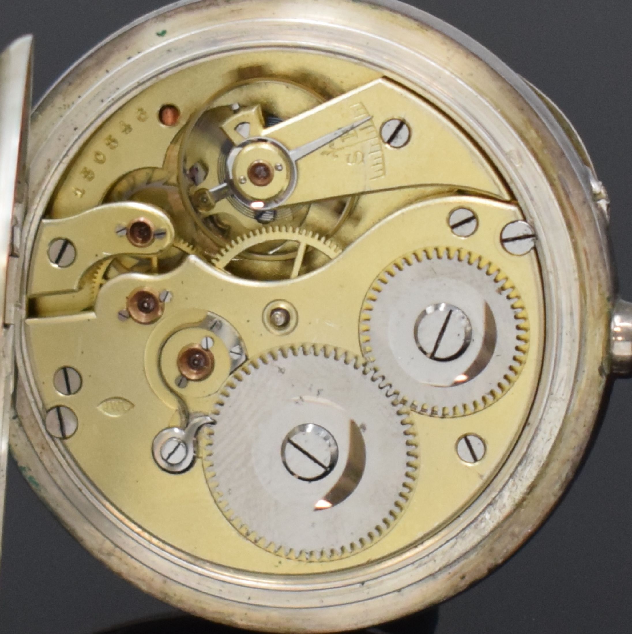 Detail h: IWC Offene Taschenuhr in 800er Silber, Schweiz um 1900, teils angel. Geh. dell., guill. Rückdeckel m. Monogrammspiegel, Silbercuvette, ...