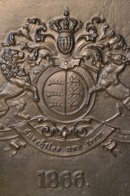 26743121a - Oven plate, Kingdom of Württemberg 1866, under the reign of King Charles I, cast iron, württ in strong relief. Coat of arms (based on the design by N.F. von Thouret) and royal crown, underneath the banner: "Furchtlos und trew", cast in the royal ironworks Wasseralfingen (lit. "The Swabian iron casting"), T. Brachert, 1958 dissertation, approx 73x66cm, traces of usage, original "old" condition, ready for living