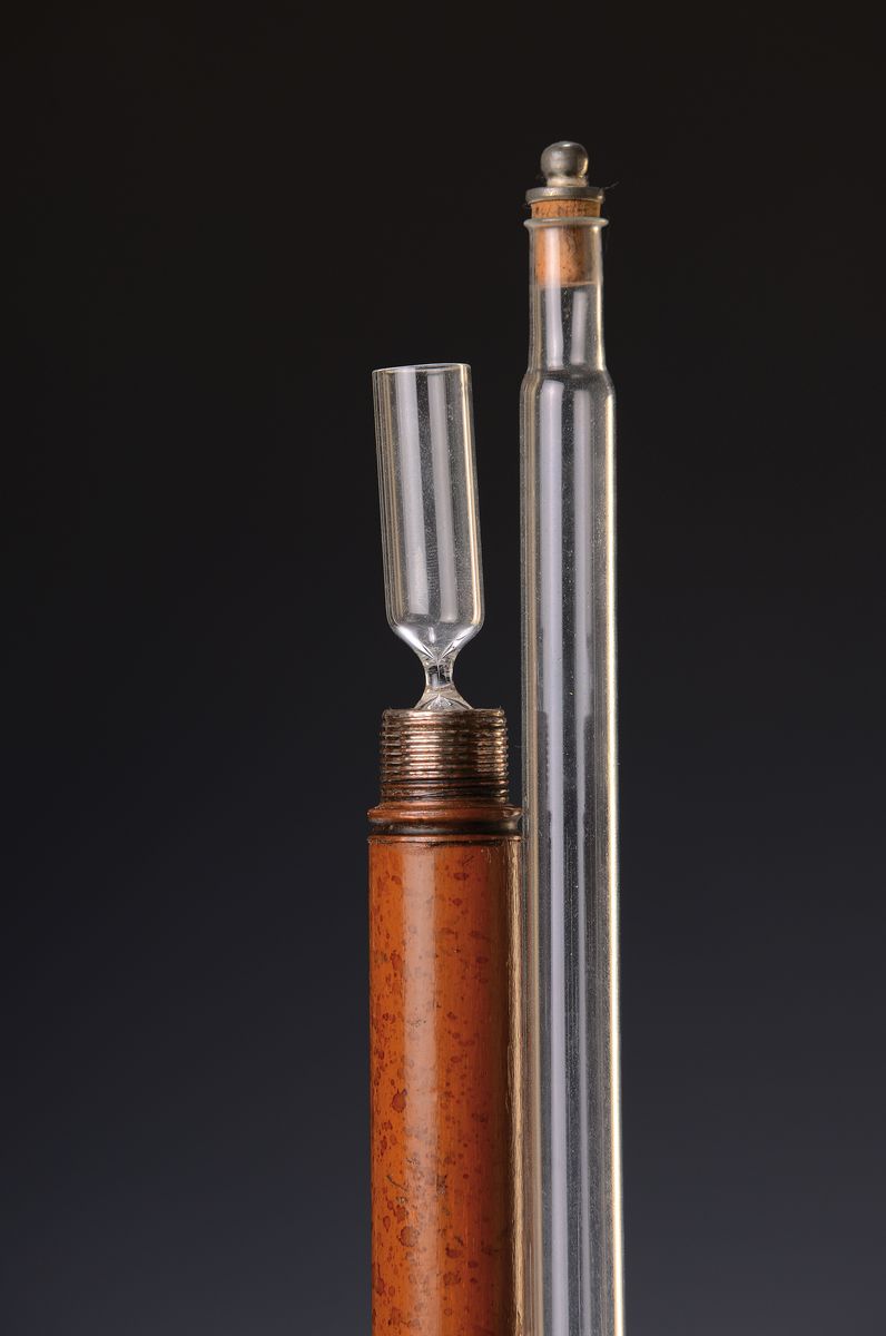 Detail a: Trinkstock mit Glas und Flasche, sog. "Toulouse Lautrec", wohl Frankreich, Ende 19. Jh., Holzschuß mit aufgemalter Maserung, kupferfarbene ...