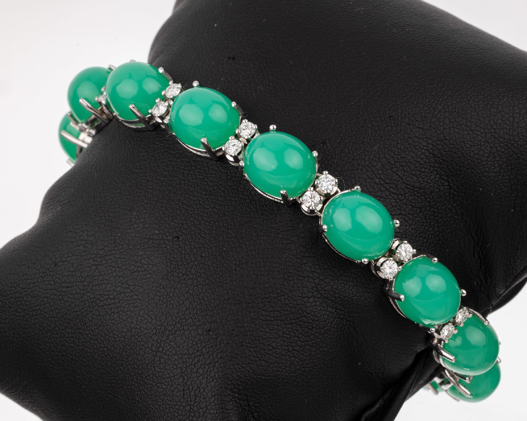 14 kt Gold Chrysopras-Brillant-Armband, WG 585/000, 12 ovale Chrysoprascabochons zus. ca.60.0 ct, 24 Brillanten zus. ca. 1.68 ct ...