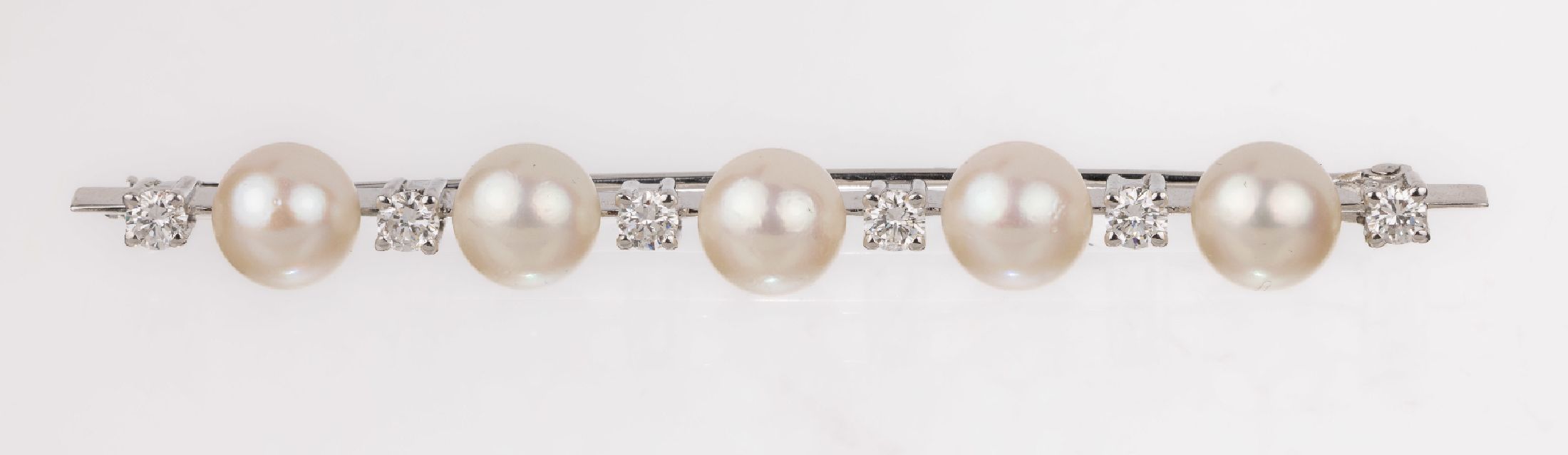 14 kt Gold Akoyazuchtperl-Brillant-Brosche, WG 585/000, 5 l. rosef. Perlen, D. ca. 7 mm, im Wechsel 6 Brillanten zus. ca. 0.80 ct feines Weiß/si, L. ...
