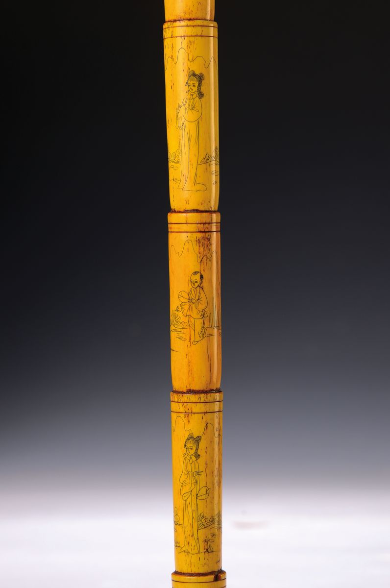 Detail a: Spazierstock, China, um 1900, gelbes Pfefferrohr, wohl gefüllt, Ritzdekor mit chinoisen Motiven, L. 89 cm
