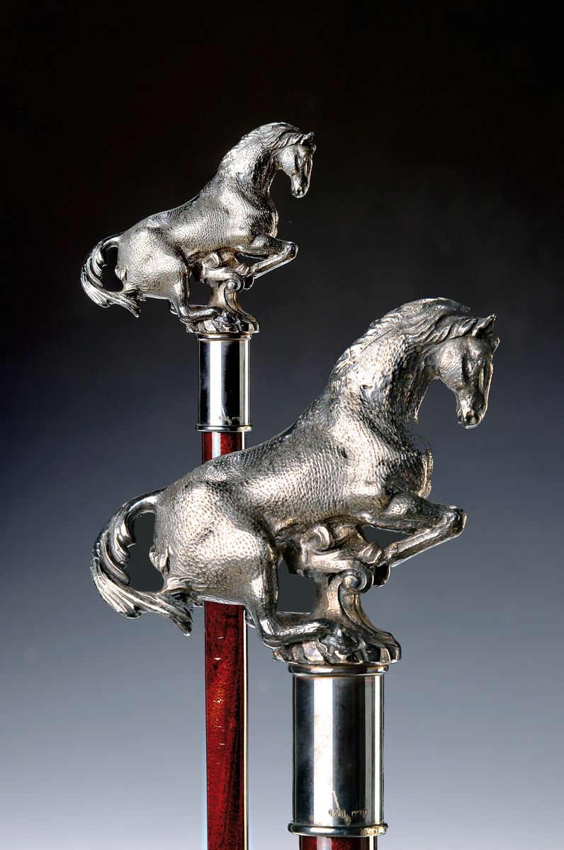 Spazierstock mit figürlichem Knauf, 20.Jh., Holzschuß, Knauf 925er-Silber, in Form eines aufsteigenden Pferdes, gemarkt,berieben, L. 89cm