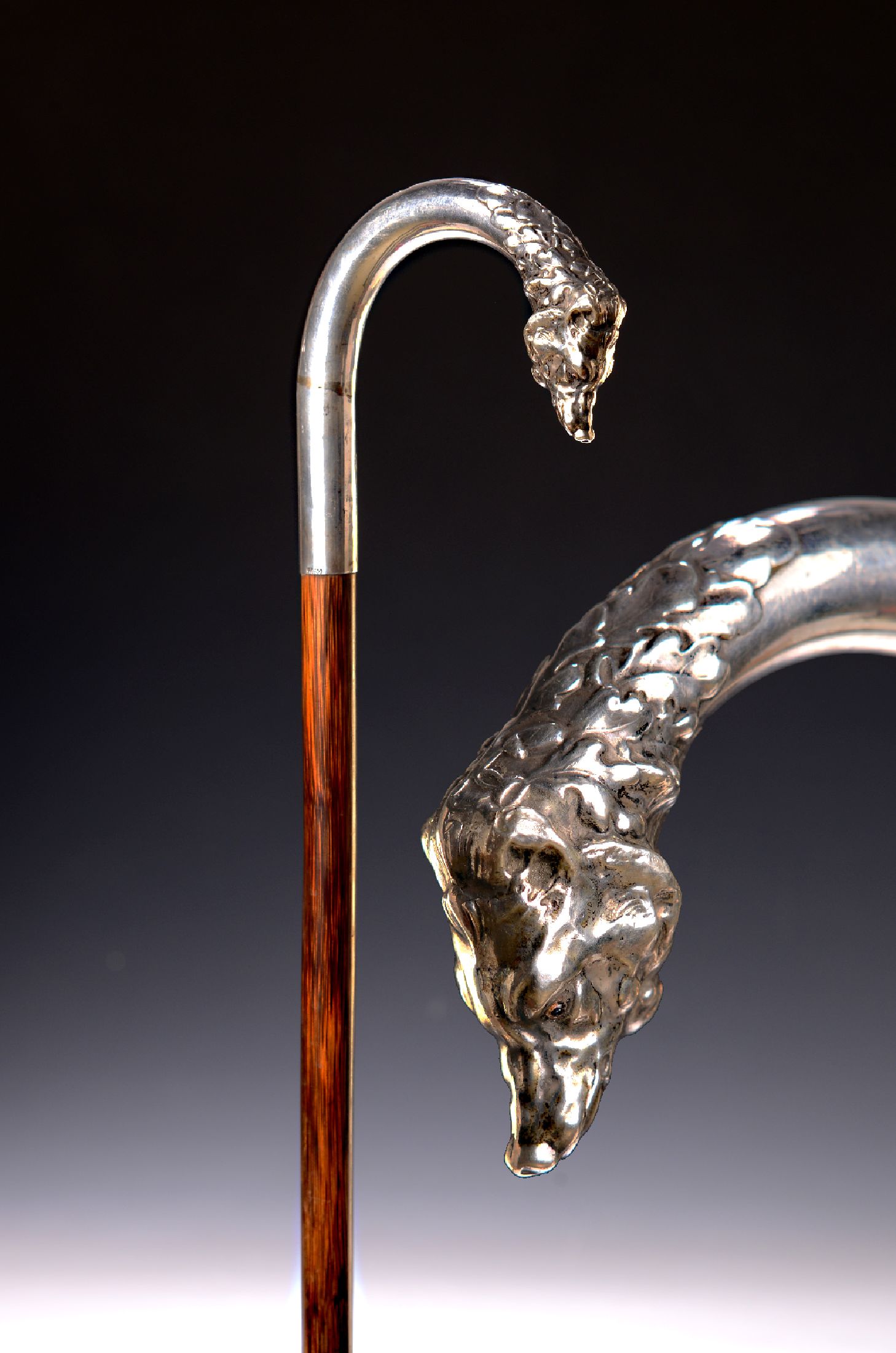 Spazierstock mit figürlichem Silbergriff, deutsch, um 1900, 800er Silber, Holzschuß, gebogener Griff in Wolfskopf auslaufend, Glasaugen, Länge 88cm