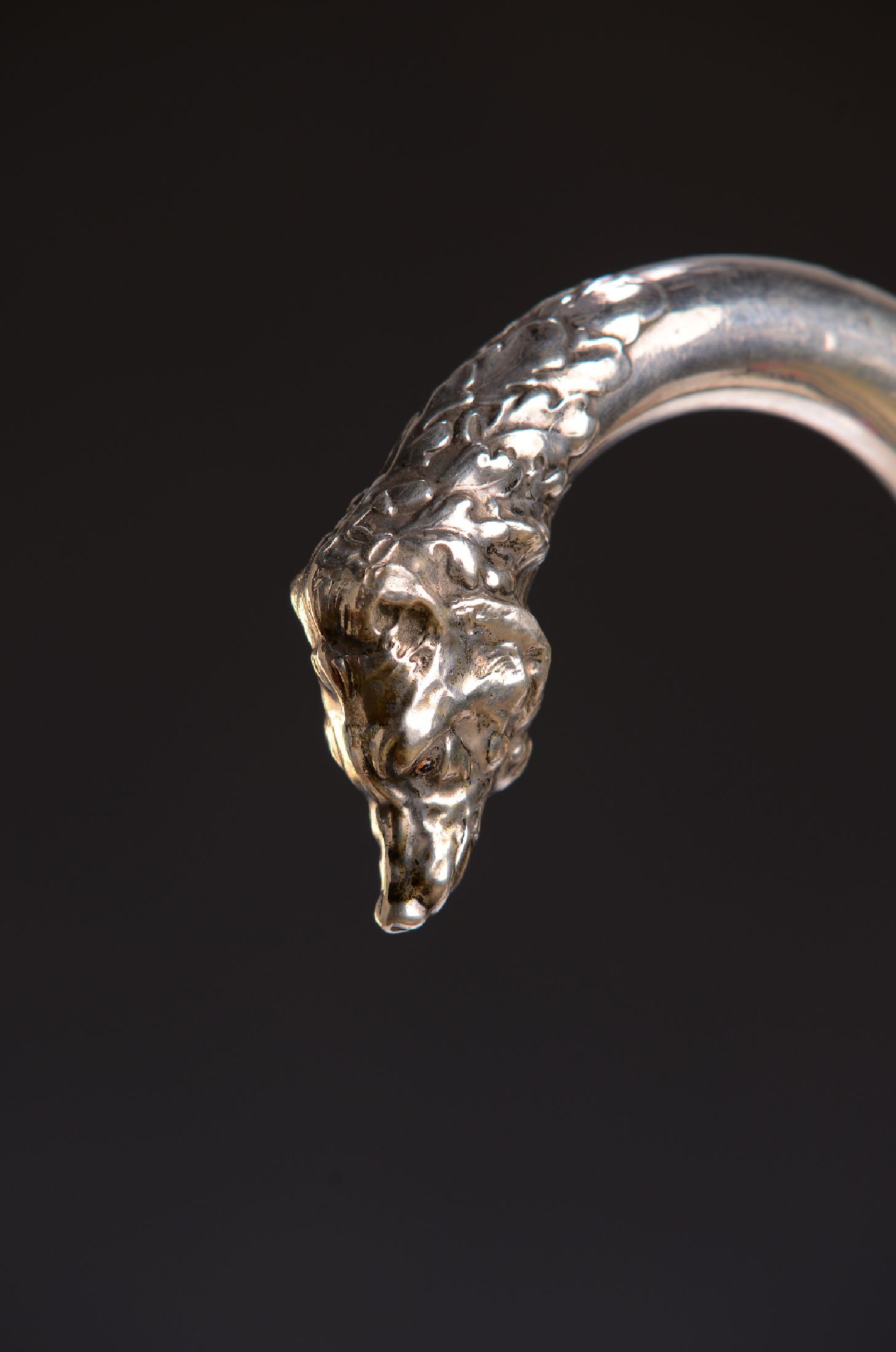 Detail a: Spazierstock mit figürlichem Silbergriff, deutsch, um 1900, 800er Silber, Holzschuß, gebogener Griff in Wolfskopf auslaufend, Glasaugen, Länge 88cm