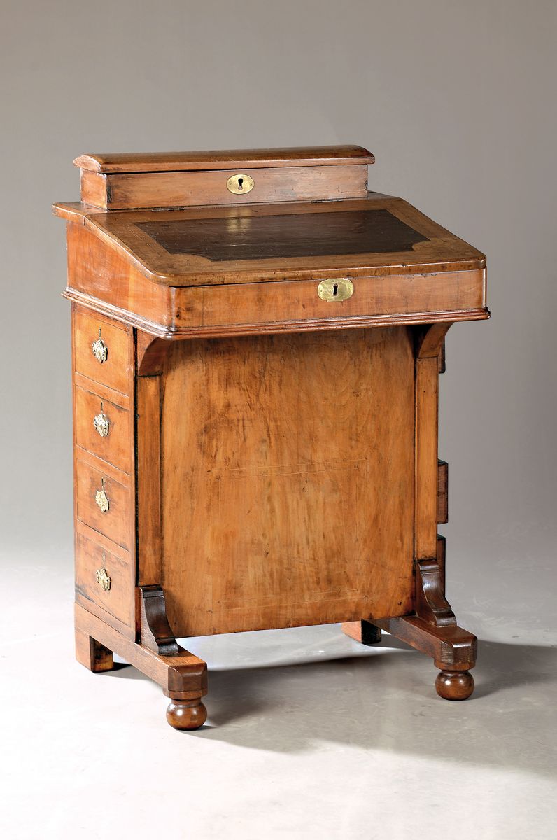 Kleiner Sekretär, England, um 1840/50, Nußbaumfurnier, feine Bandintarsien, aufklappbarer Schreibpult mit Leder bezogen, dahinter Schreibkasten mit ...