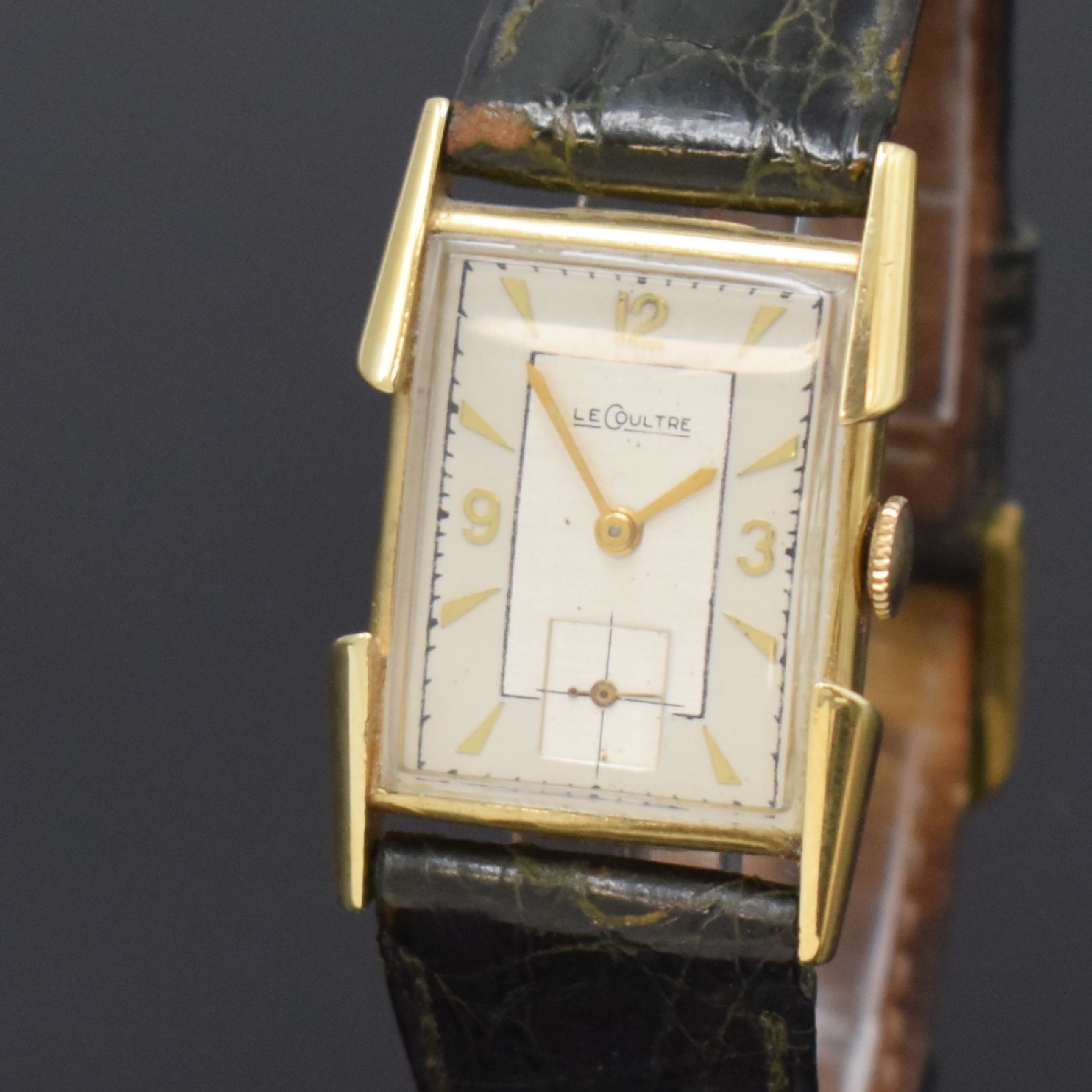 Detail a: LeCoultre Armbanduhr in GG 585/000, Schweiz/USA Ende 1940er Jahre, Handaufzug, aufw. 2-teil. Geh., Boden aufgedr., silb. Duoton-Zifferblatt rest., ...
