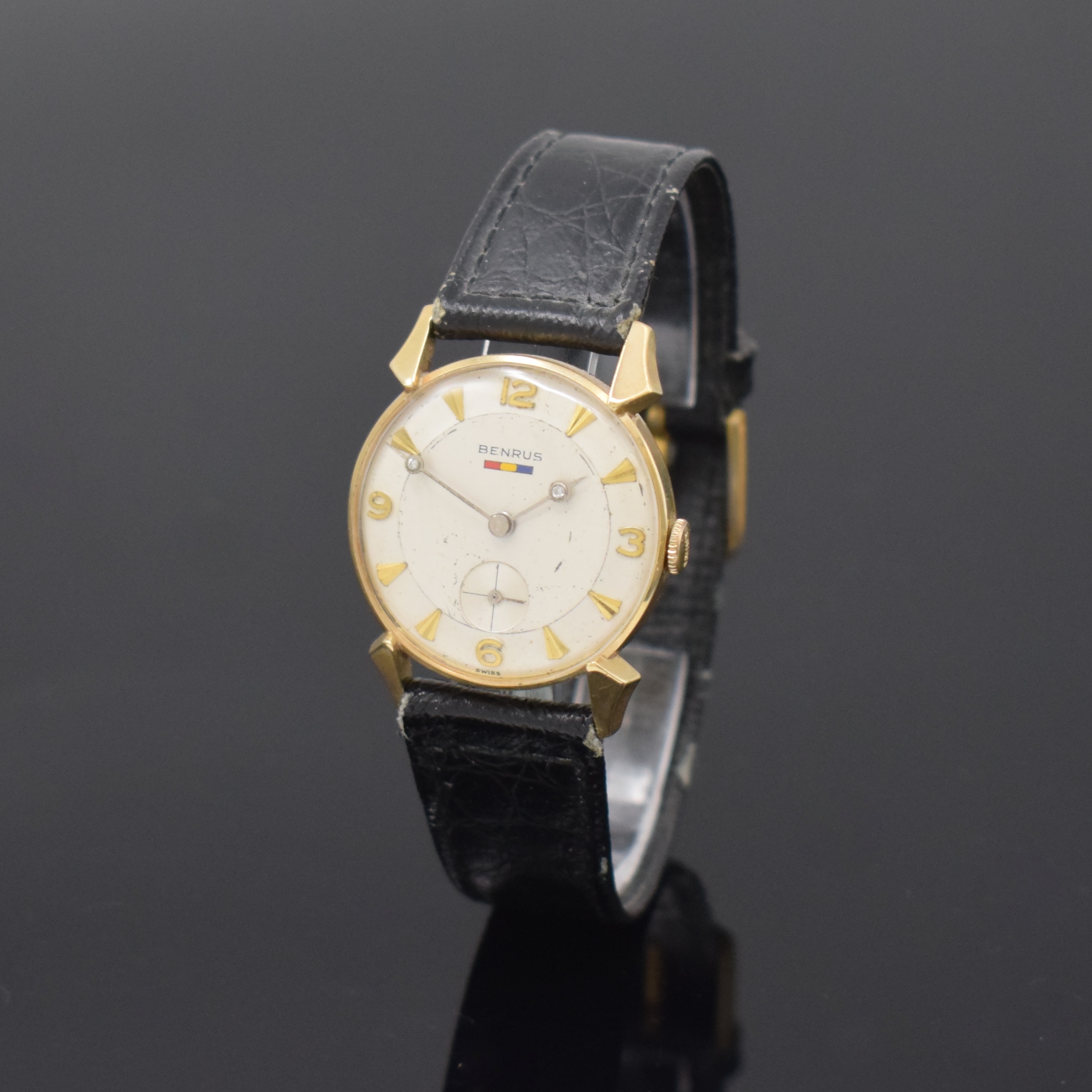 BENRUS Armbanduhr in GG 585/000, Handaufzug, Schweiz/USA um 1955, vers. Zifferbl. m. gold. Indizes altersbed. fl., Zeiger m. Diamanten besetzt, rhod. ...