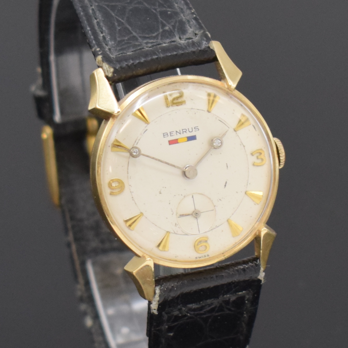 Detail d: BENRUS Armbanduhr in GG 585/000, Handaufzug, Schweiz/USA um 1955, vers. Zifferbl. m. gold. Indizes altersbed. fl., Zeiger m. Diamanten besetzt, rhod. ...