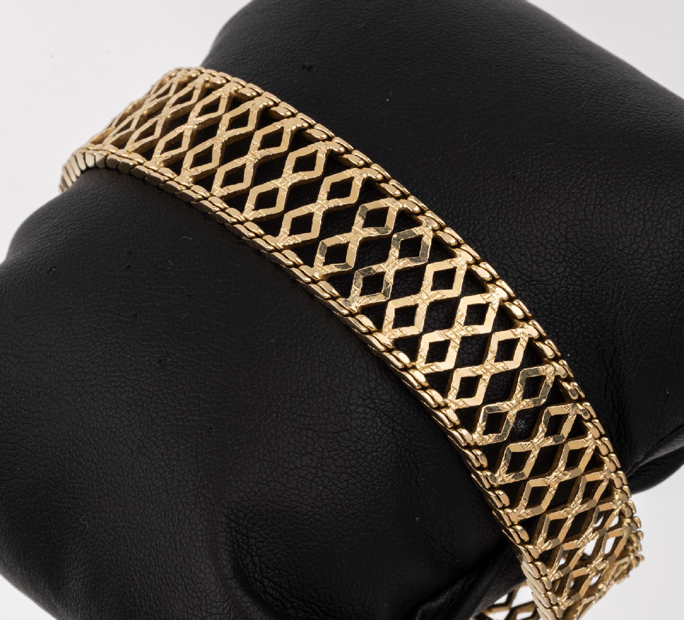 14 kt Gold Armband, GG 585/000, durchbrochen gearbeitet, B. ca. 1.6 cm, L. ca. 20 cm, Kastenschloss mit 2 Sicherheitsachten, ca. 32.2 g