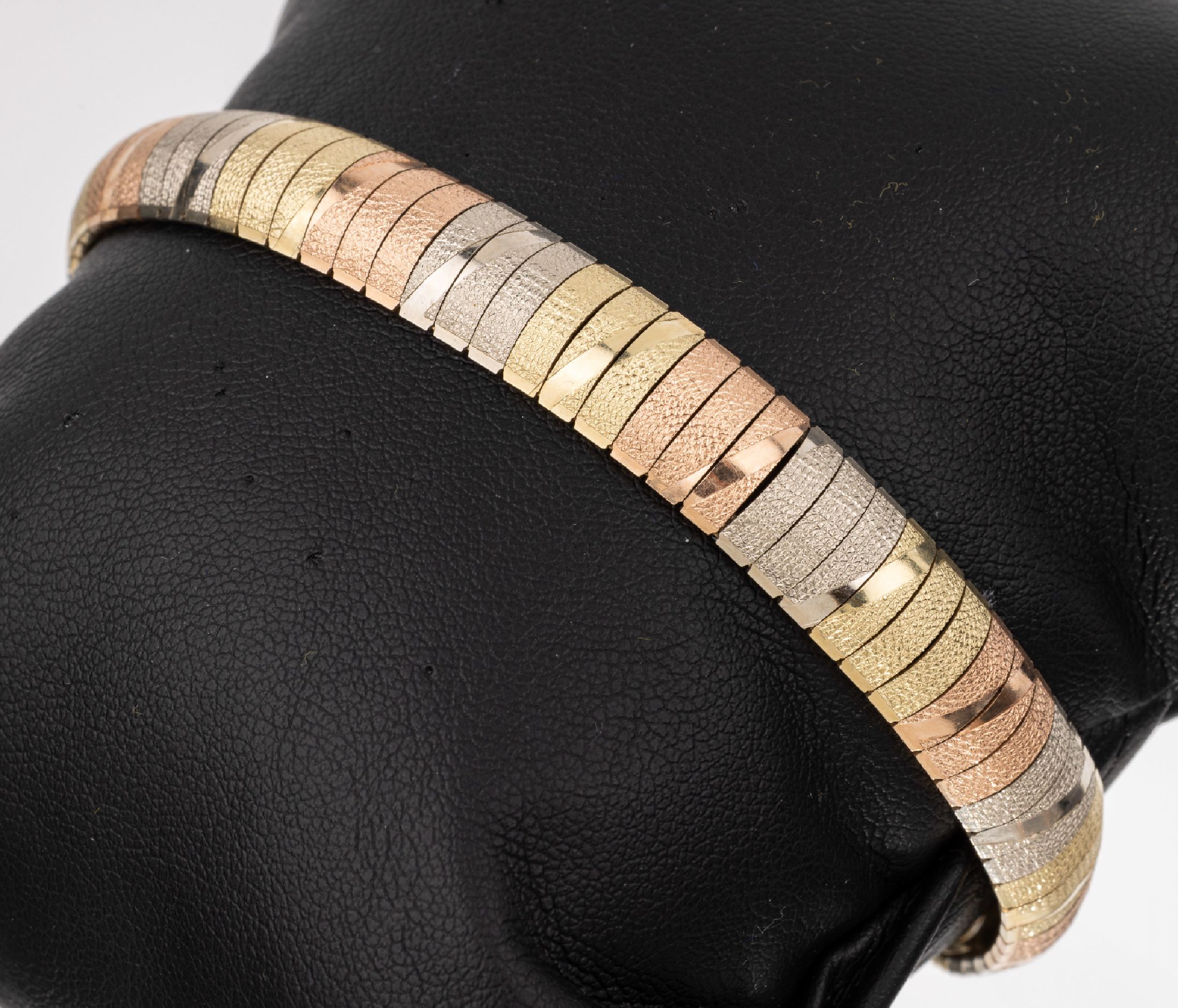 14 kt Gold Armband, GG/WG/RG 585/000, sat. und pol., B. ca. 0.9 cm, L. ca. 19 cm, Kastenschloss mit Sicherheitsacht, ca. 19.8 g,Knickstellen