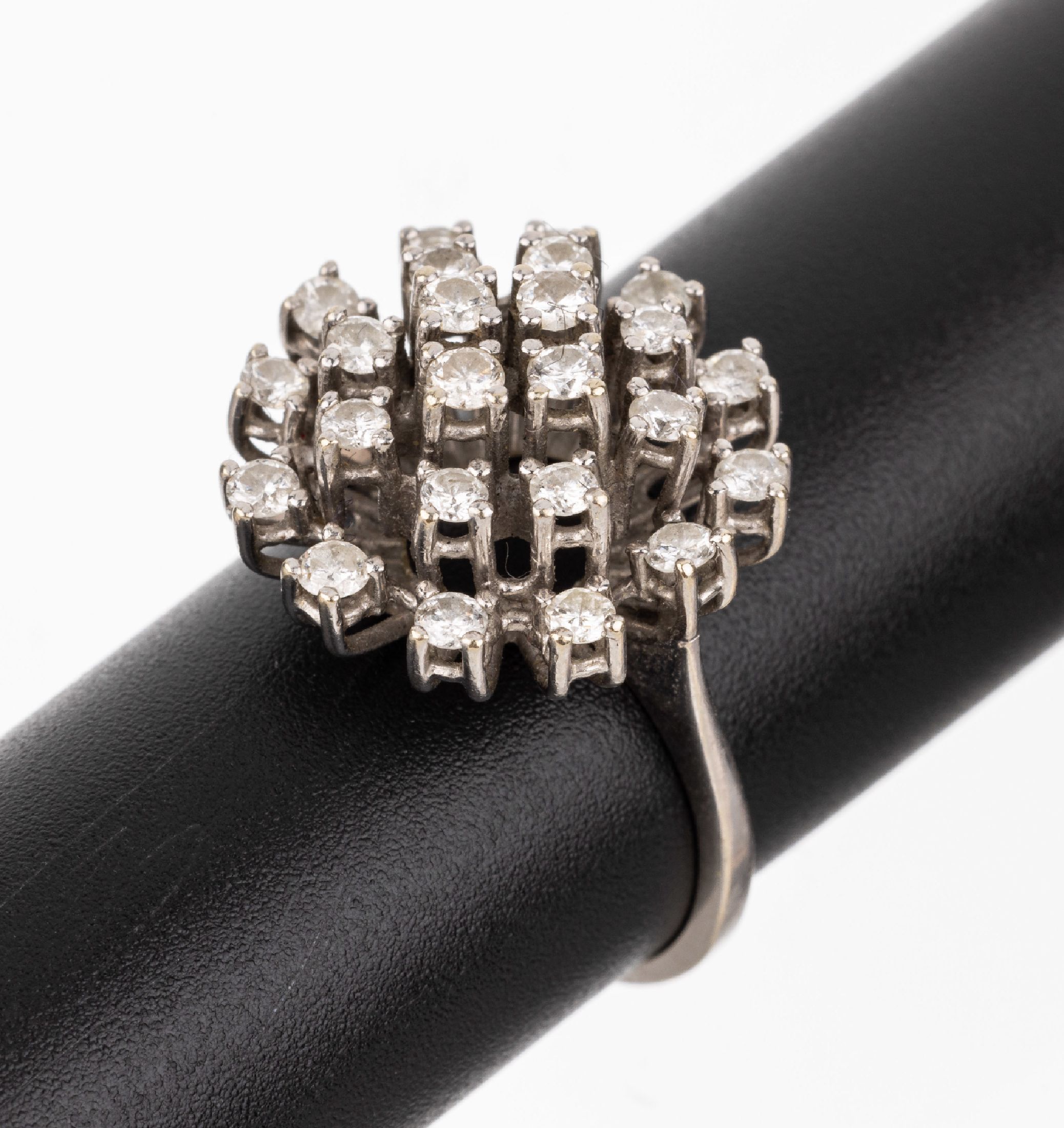 14 kt Gold Brillant-Ring, WG 585/000, Ringkopf in mehreren Ebenen aufgebaut, 24 Brillanten zus. ca. 0.84 ct Weiß/p, RW 55, ca. 4.3 g