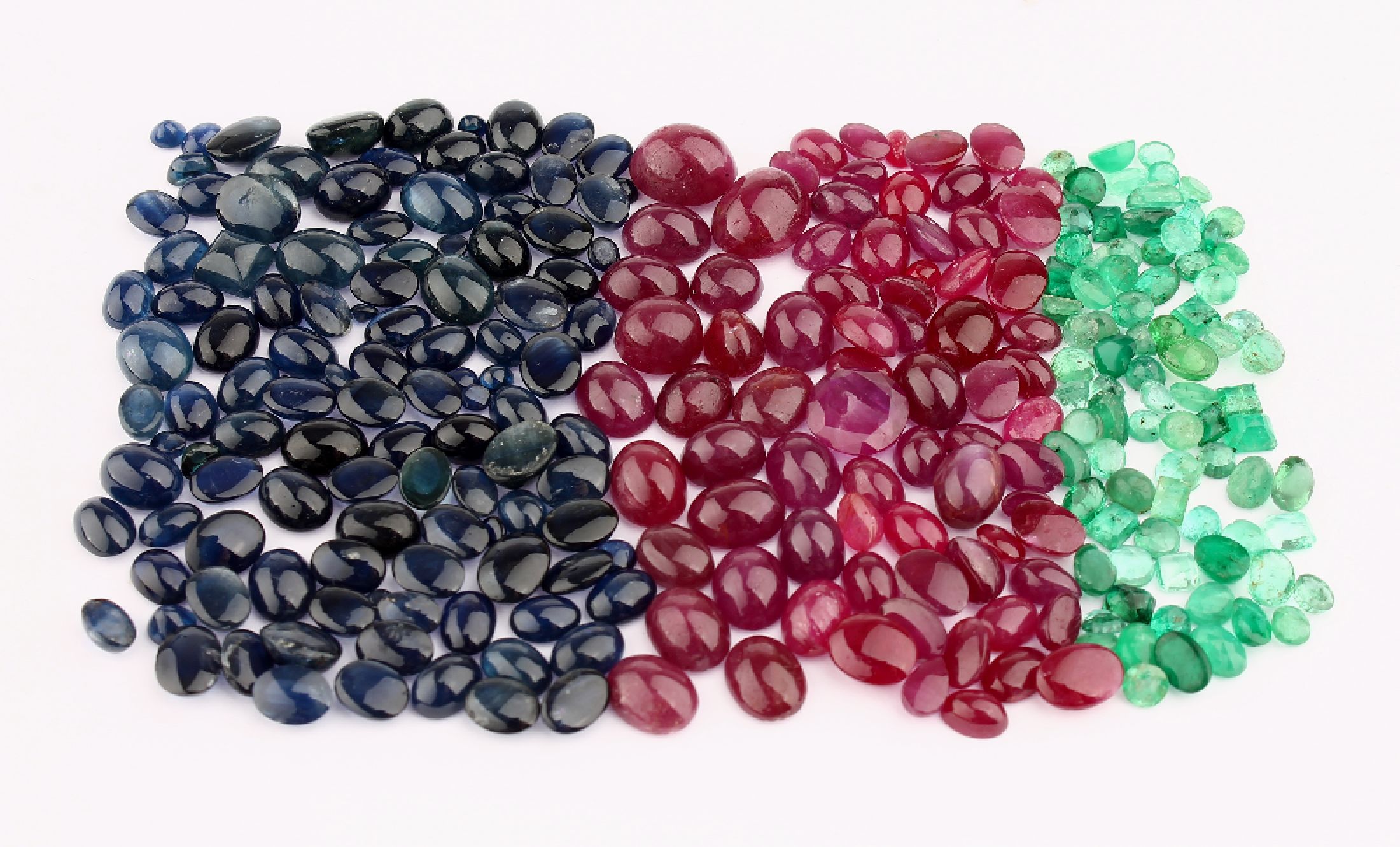 Lot lose Farbsteine, lose Smaragde in versch. Größen und Formen zus. ca. 26.34 ct, lose Saphire-Cabochons in versch. Größen zus. ca. 135.7 ct, ...
