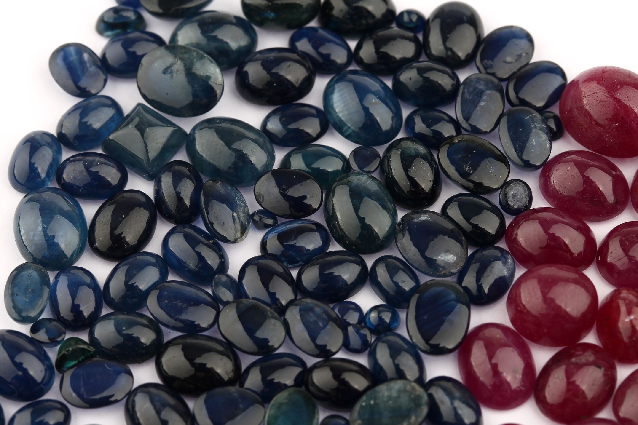 Detail a: Lot lose Farbsteine, lose Smaragde in versch. Größen und Formen zus. ca. 26.34 ct, lose Saphire-Cabochons in versch. Größen zus. ca. 135.7 ct, ...