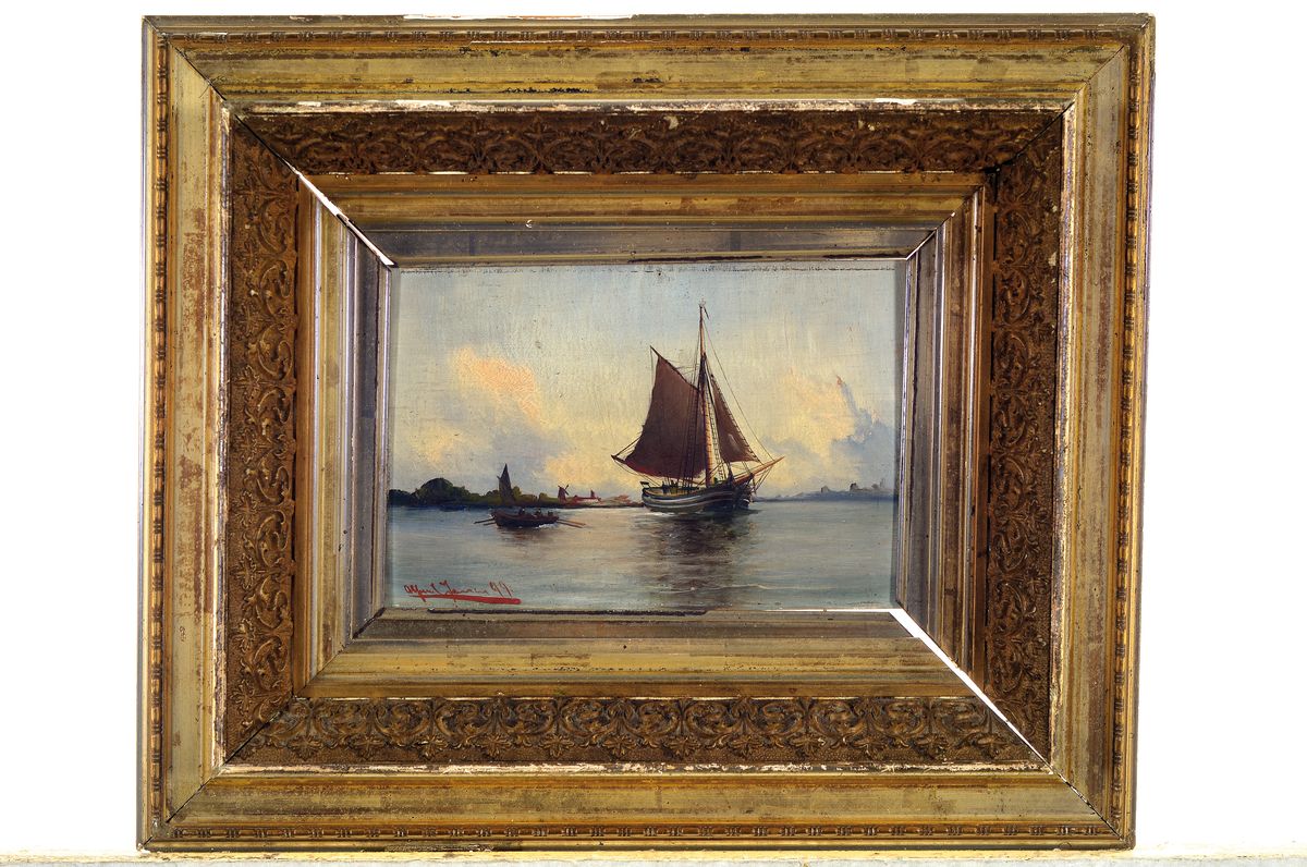 Detail k: Alfred Jensen, 1859 Randers-1935 Hamburg, Segelschiff auf ruhiger See, links vorne ein Ruderboot, im Hintergrund eine Stadtkulisse, Öl/Holz, links ...