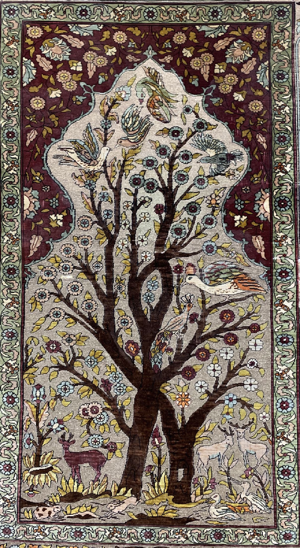 Detail a: Hereke Seide fein Türkei, signiert, um 1940, reine Naturseide"Metallbroschiert", ca. 115 x 79 cm, EHZ: 4(mehrere kleine Risse, auf Stoff ...