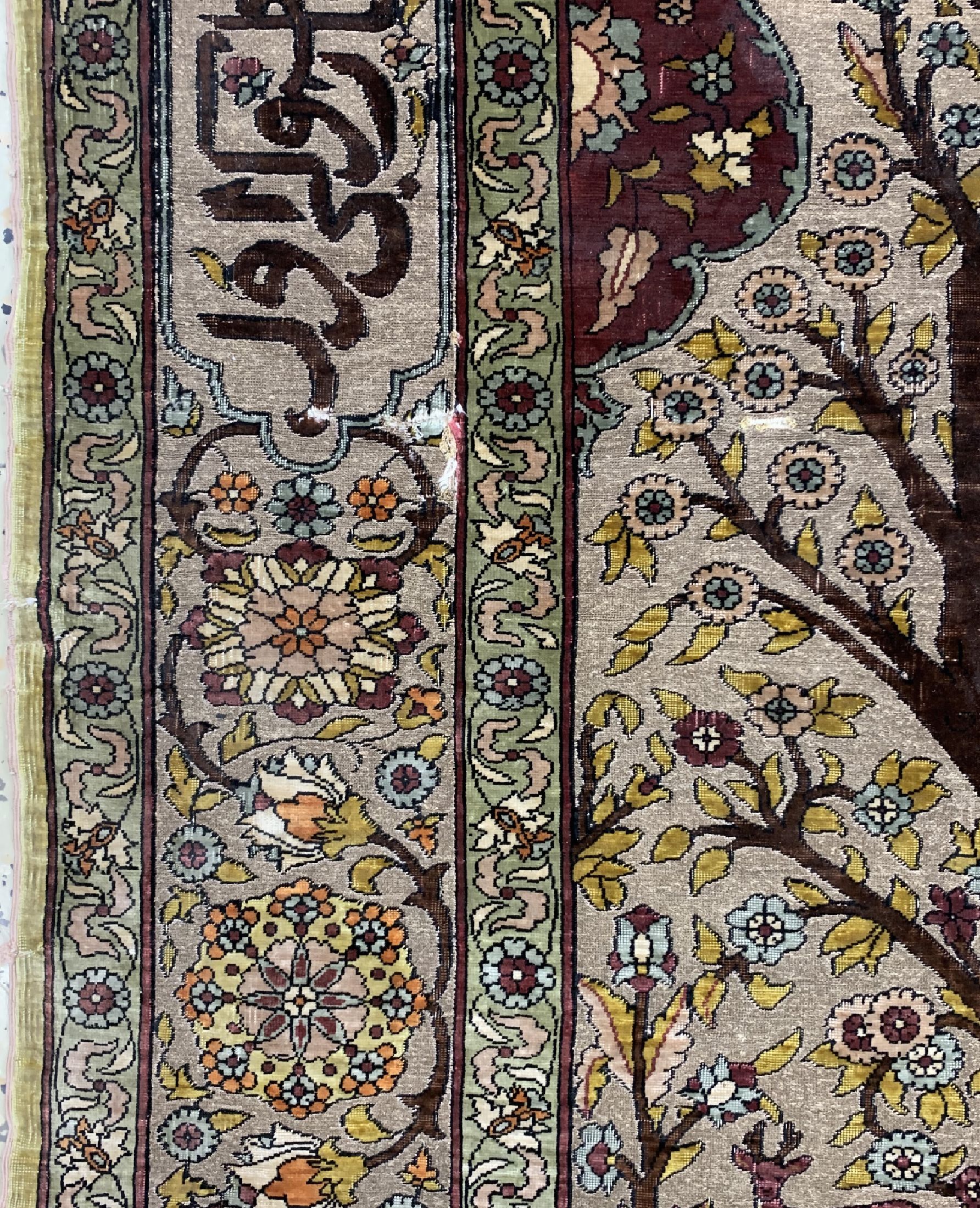 Detail b: Hereke Seide fein Türkei, signiert, um 1940, reine Naturseide"Metallbroschiert", ca. 115 x 79 cm, EHZ: 4(mehrere kleine Risse, auf Stoff ...