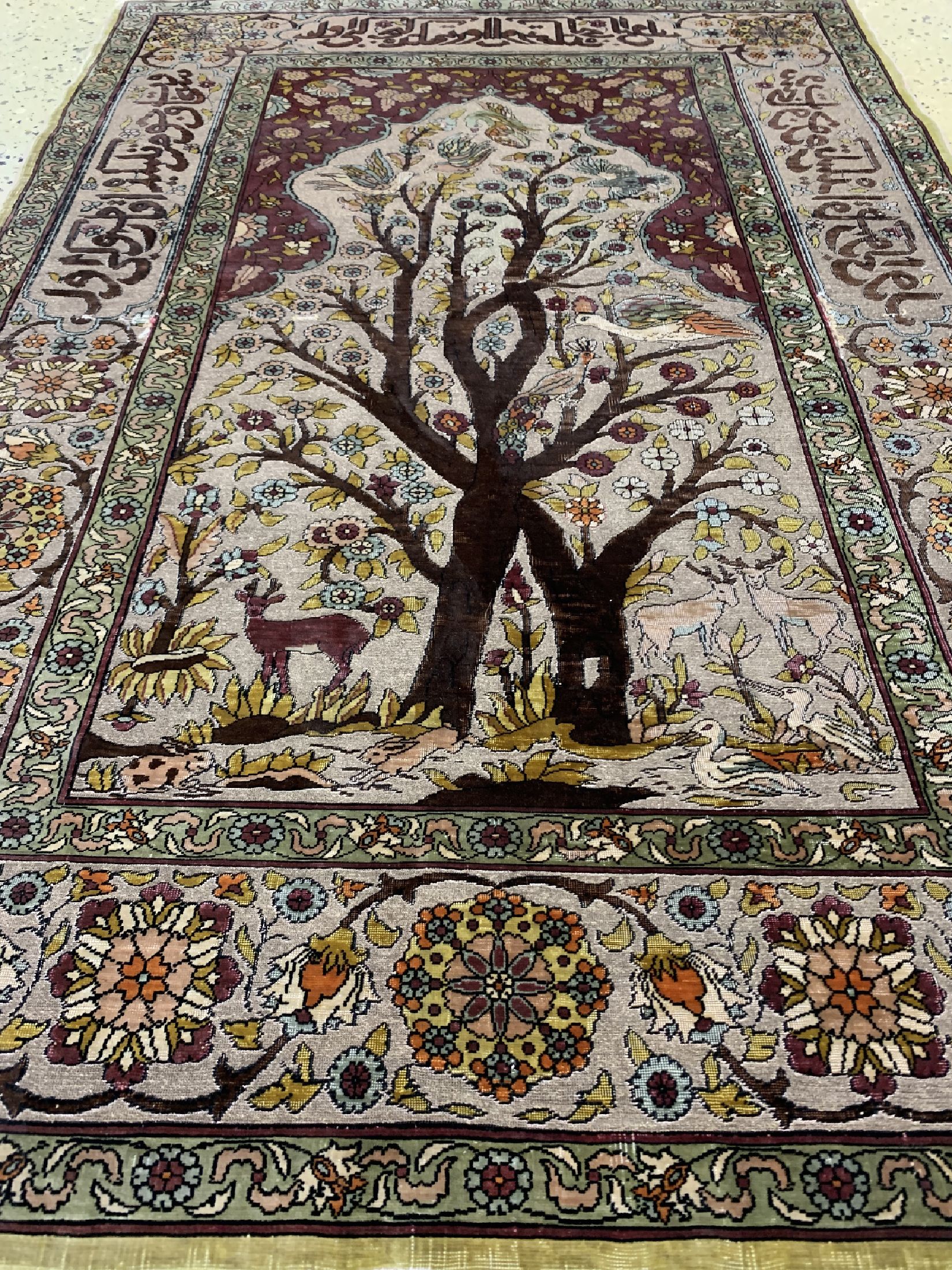 Detail e: Hereke Seide fein Türkei, signiert, um 1940, reine Naturseide"Metallbroschiert", ca. 115 x 79 cm, EHZ: 4(mehrere kleine Risse, auf Stoff ...