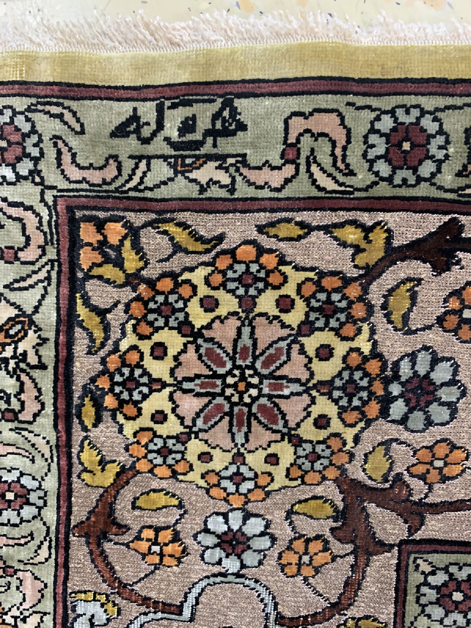 Detail f: Hereke Seide fein Türkei, signiert, um 1940, reine Naturseide"Metallbroschiert", ca. 115 x 79 cm, EHZ: 4(mehrere kleine Risse, auf Stoff ...