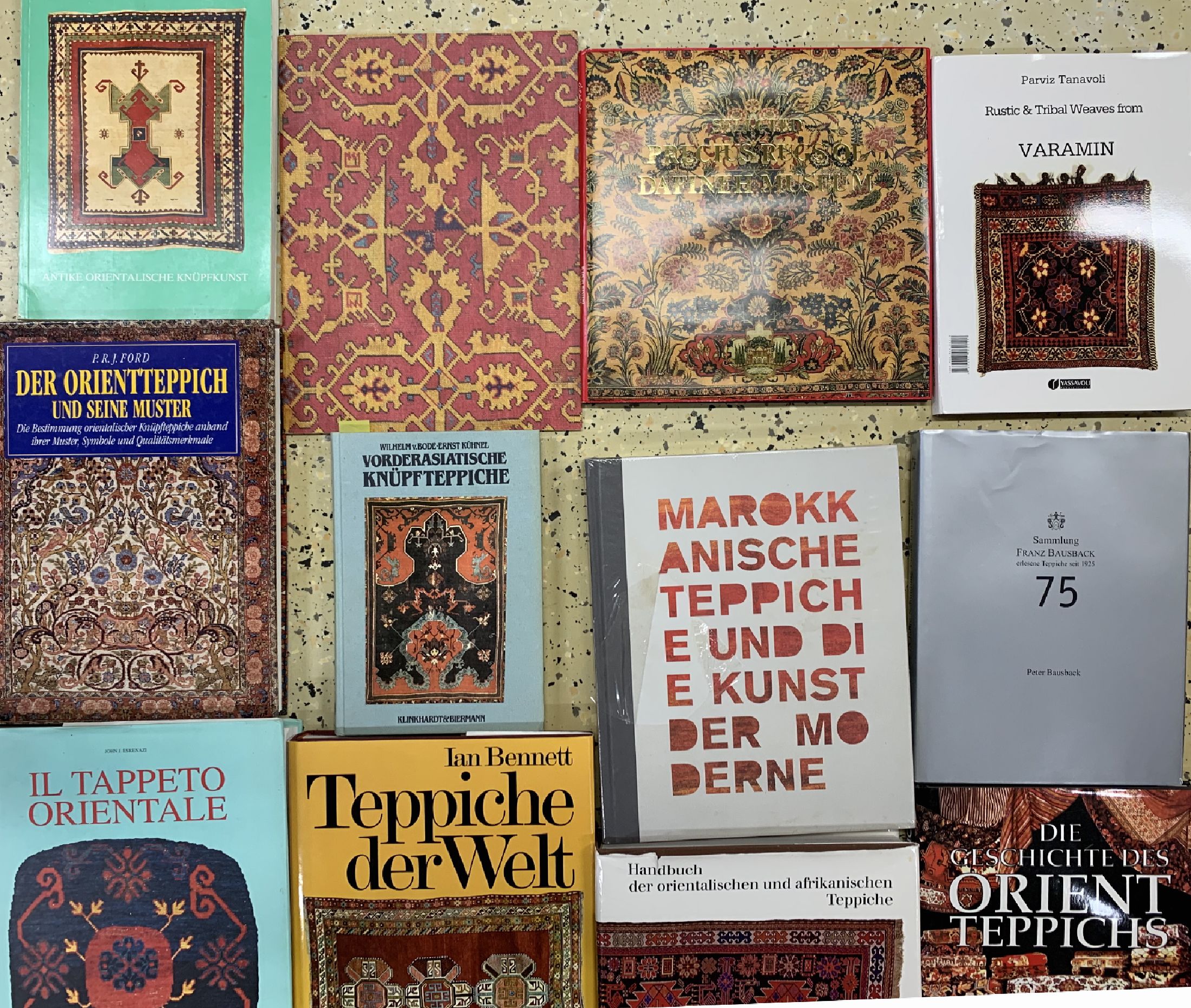 Detail b: Konvolut aus 21 Büchern Teppich Literatur