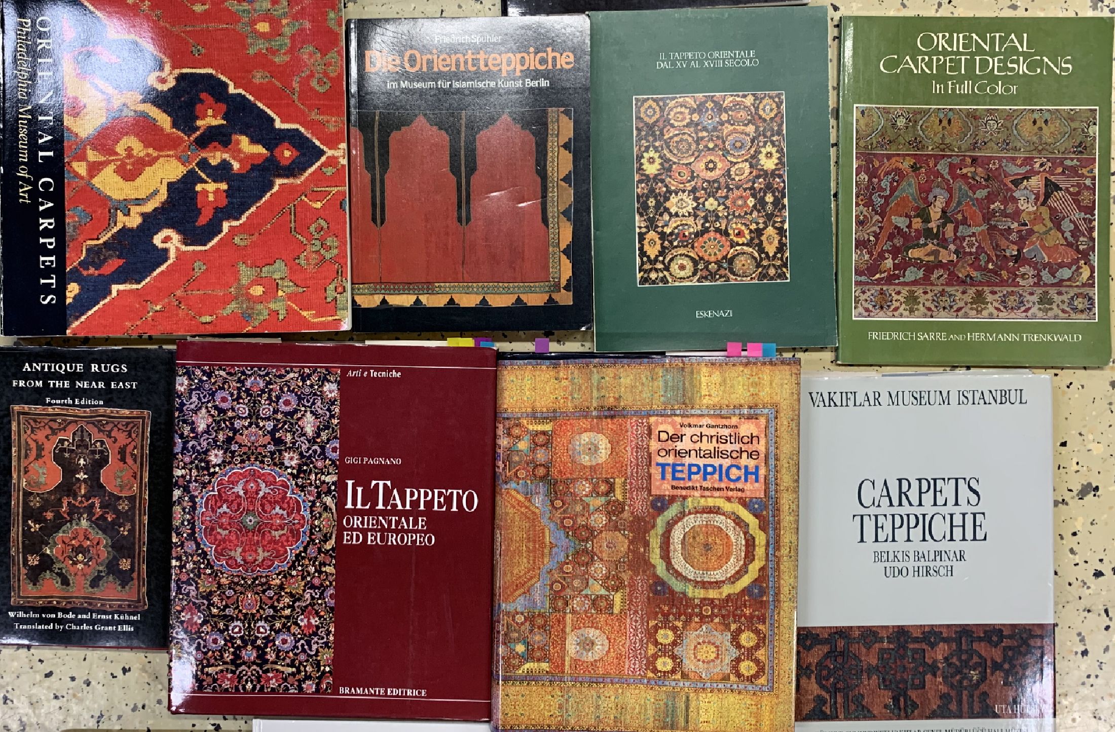 Detail b: Konvolut aus 22 Büchern Teppich Literatur