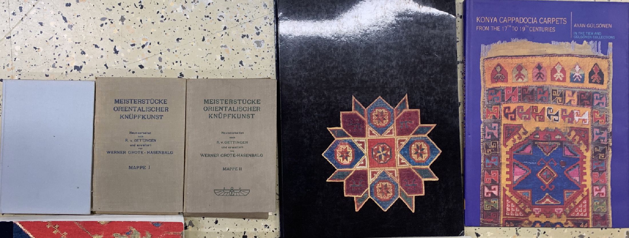 Detail c: Konvolut aus 22 Büchern Teppich Literatur