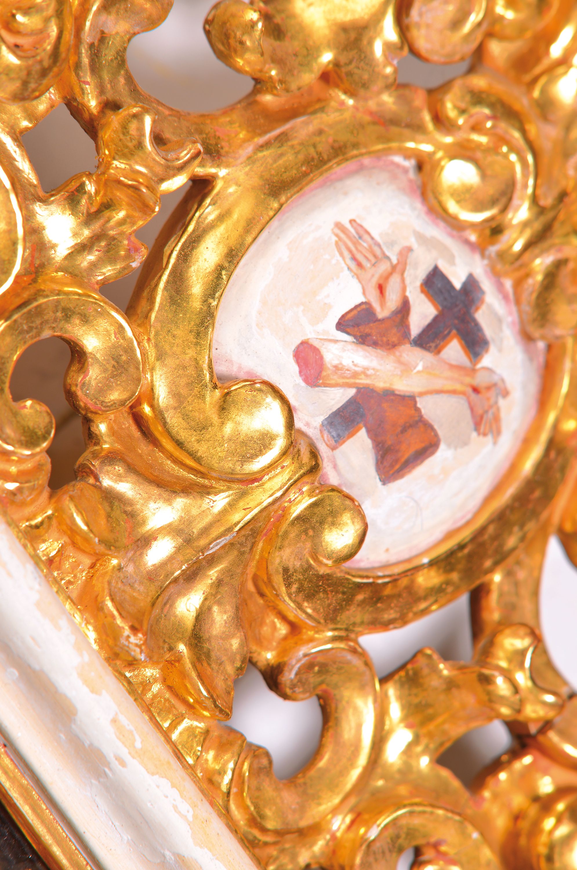 Detail a: Reliquiar mit Reliquie des Hl. Konrad, Gehäuse reich geschnitzt und vergoldet, mit rotem Samt und feiner Klosterarbeit aus Metallfäden und ...