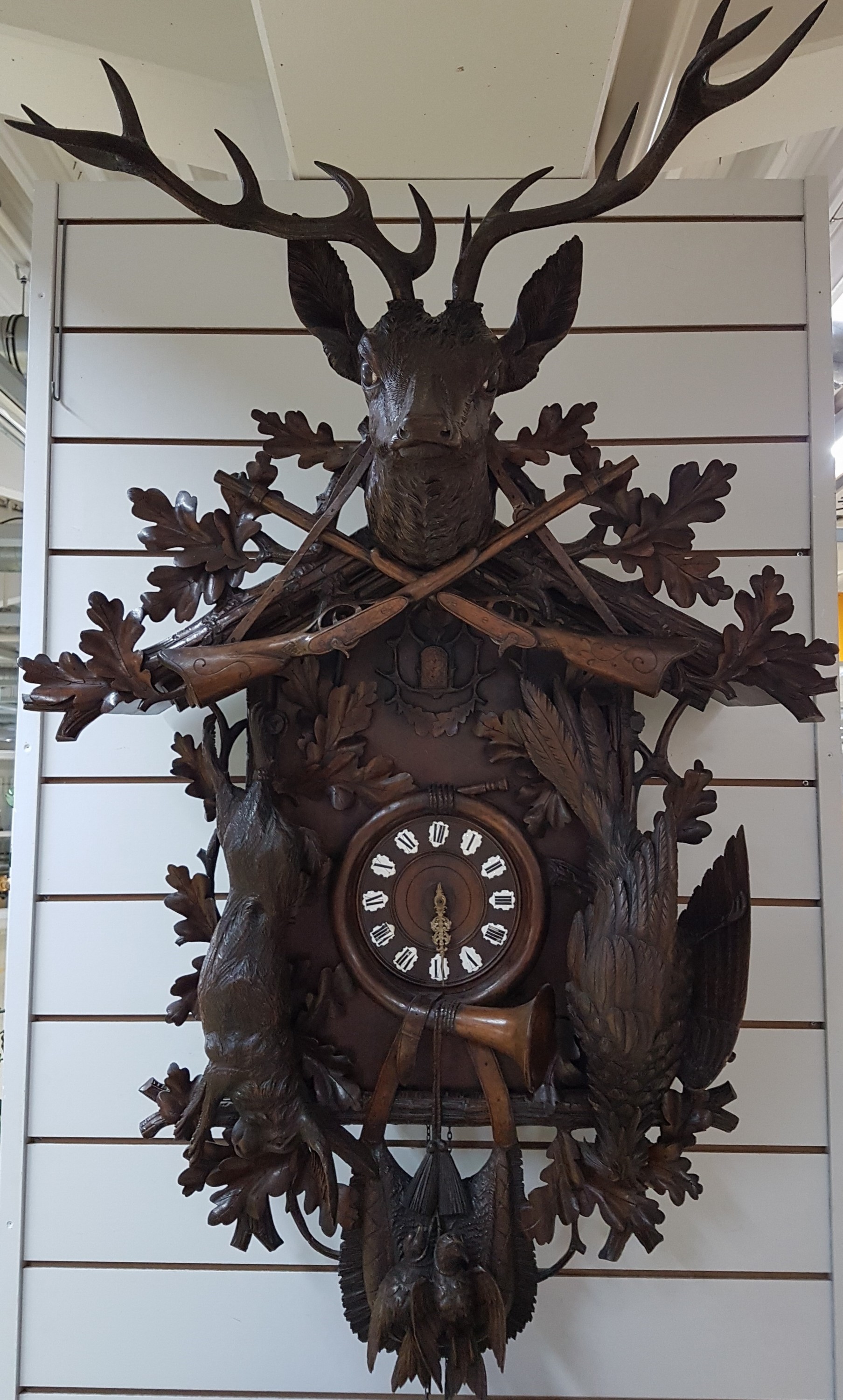 Detail a: Sehr große Kuckucksuhr, Manufaktur Gordian Hettich & Sohn, Furtwangen (Schwarzwald), um 1900, großvolumiges geschnitztes Holzgehäuse, ...