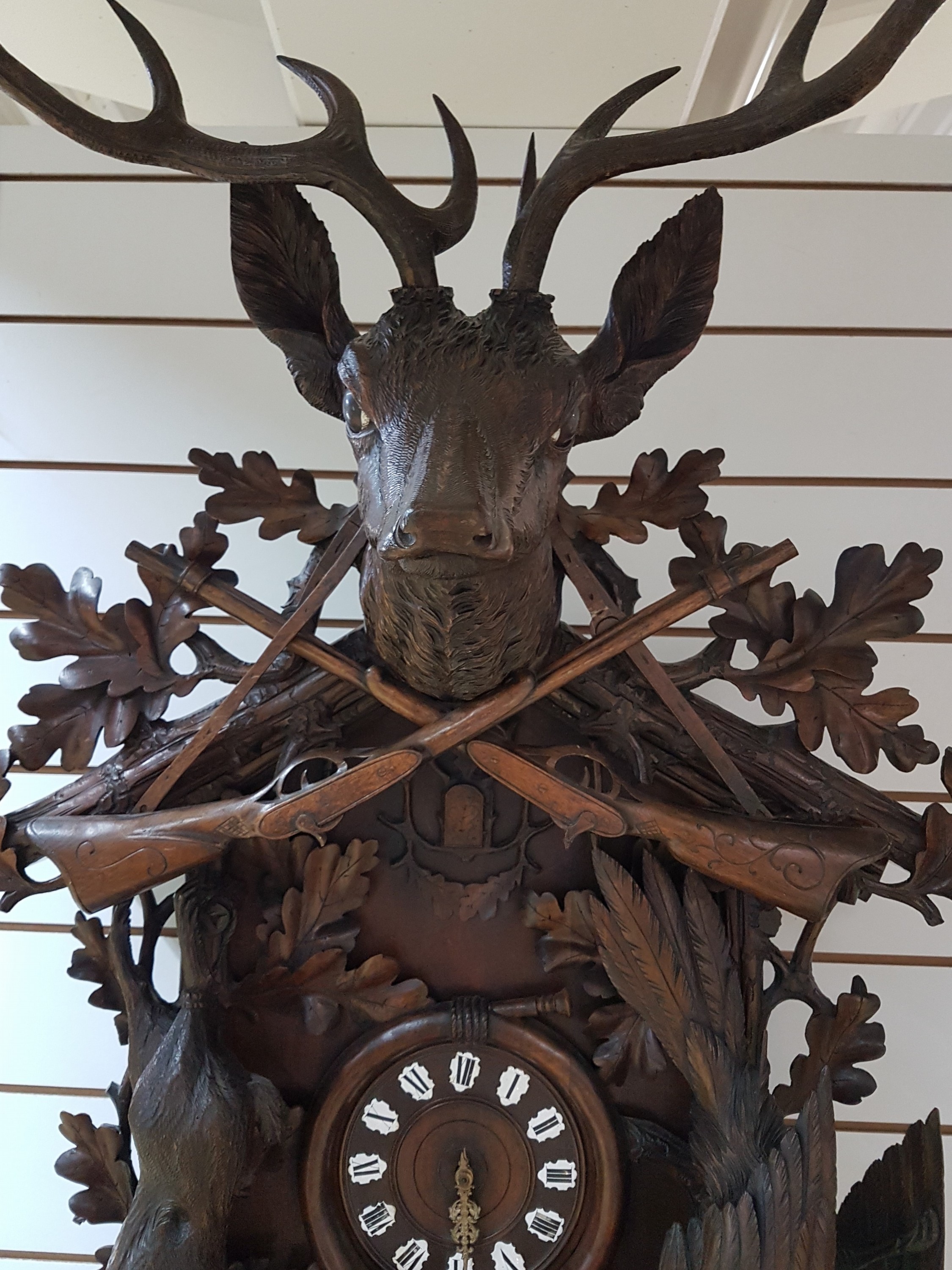 Detail b: Sehr große Kuckucksuhr, Manufaktur Gordian Hettich & Sohn, Furtwangen (Schwarzwald), um 1900, großvolumiges geschnitztes Holzgehäuse, ...