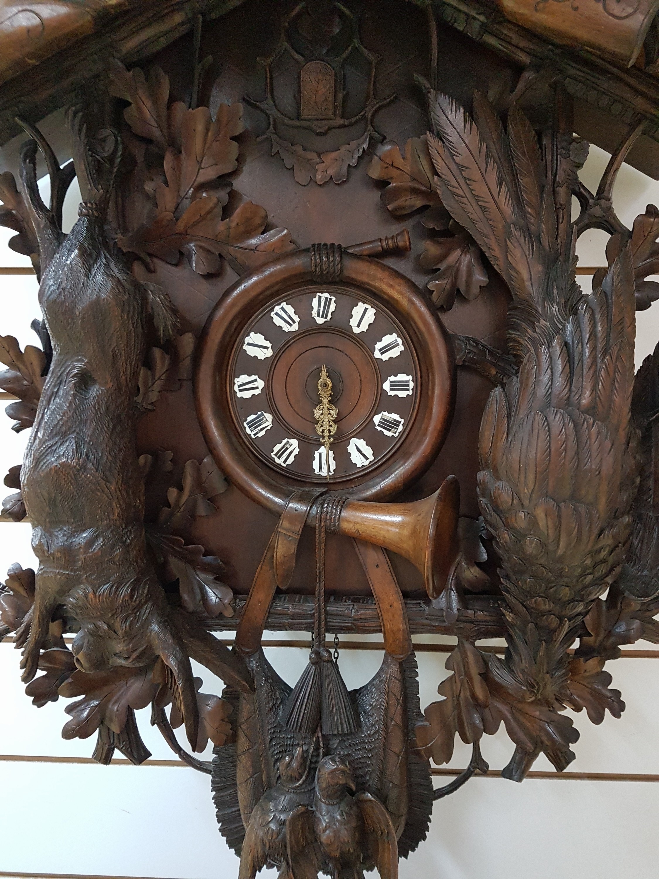 Detail c: Sehr große Kuckucksuhr, Manufaktur Gordian Hettich & Sohn, Furtwangen (Schwarzwald), um 1900, großvolumiges geschnitztes Holzgehäuse, ...