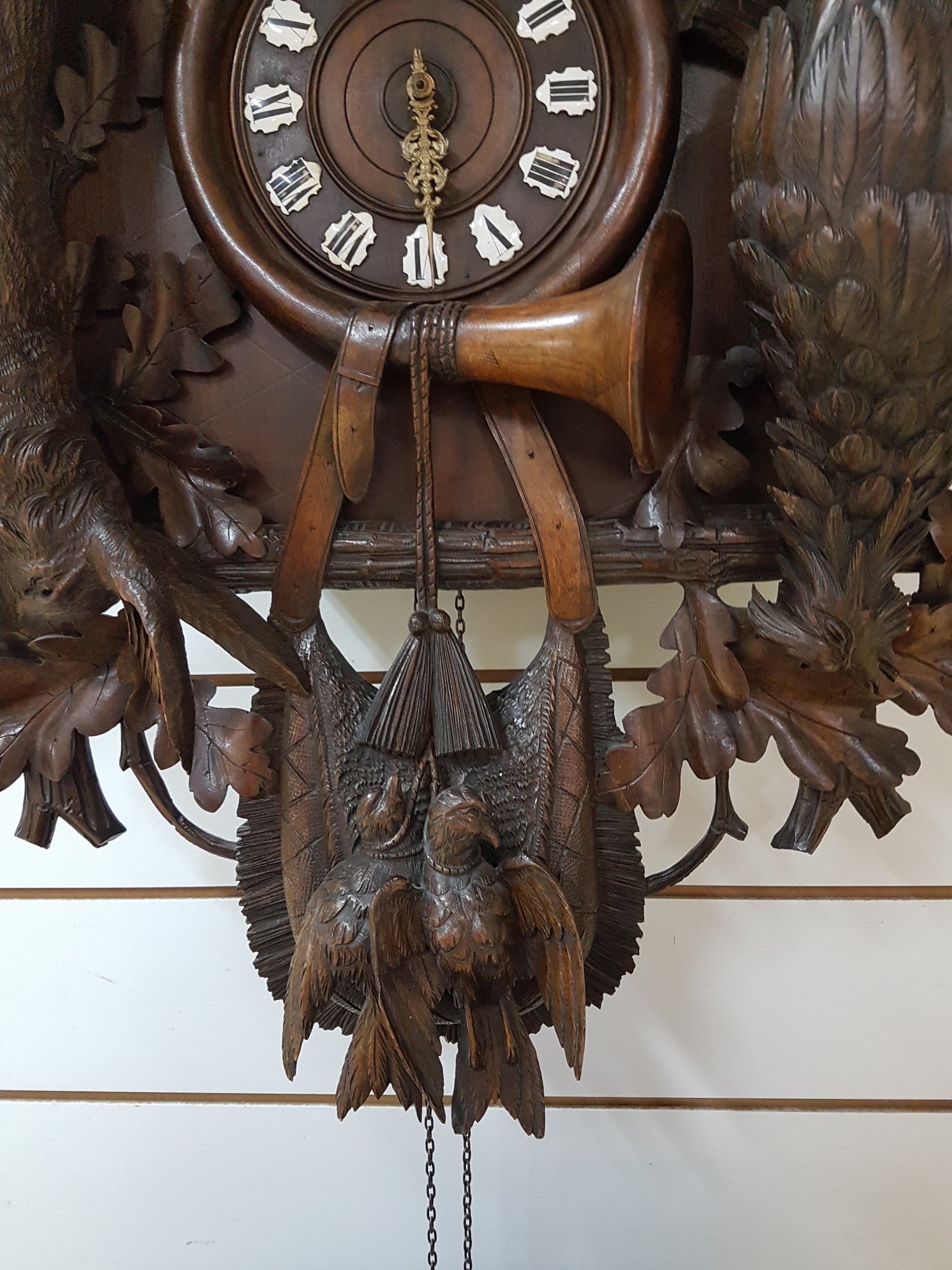 Detail d: Sehr große Kuckucksuhr, Manufaktur Gordian Hettich & Sohn, Furtwangen (Schwarzwald), um 1900, großvolumiges geschnitztes Holzgehäuse, ...