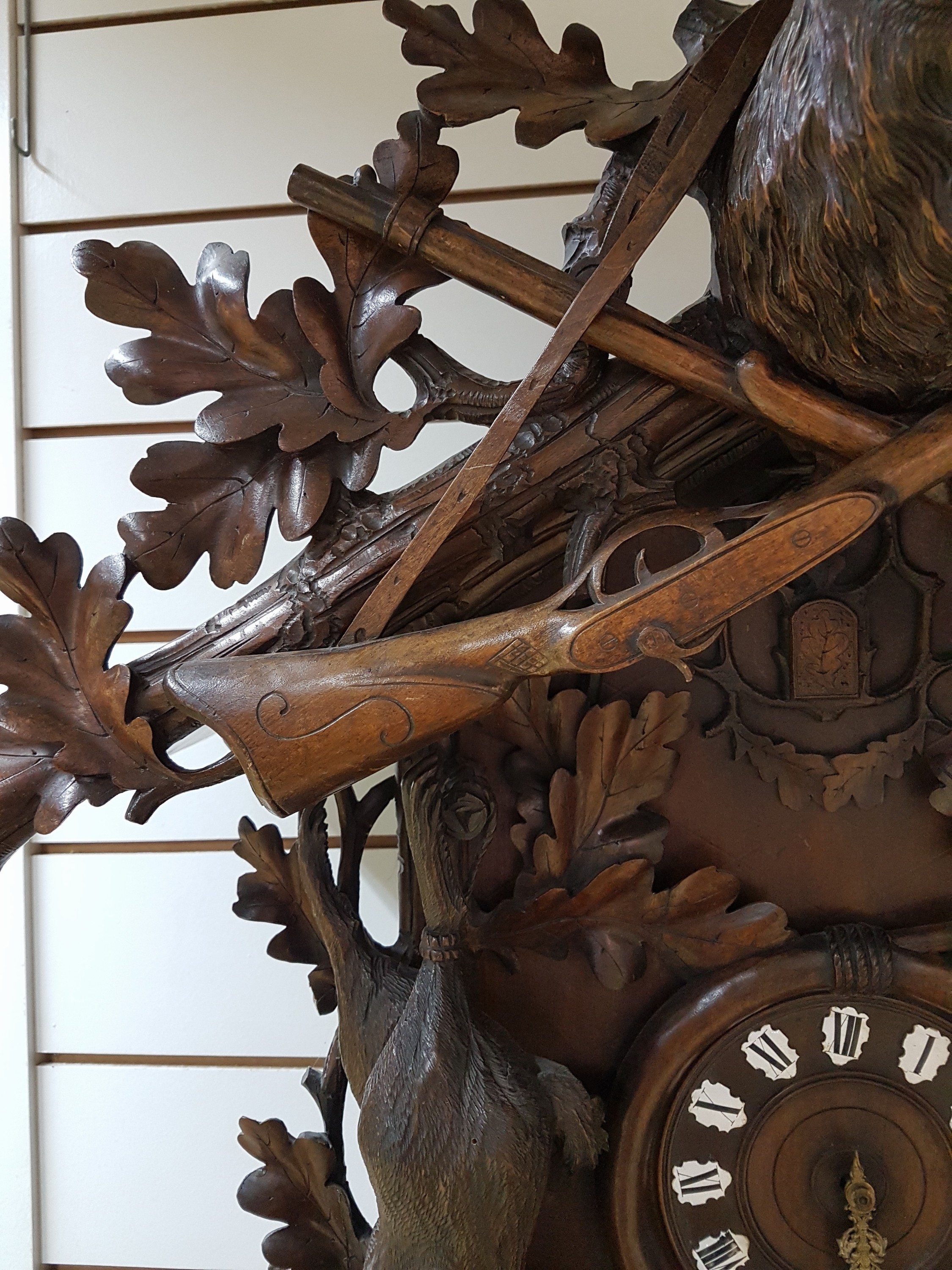 Detail e: Sehr große Kuckucksuhr, Manufaktur Gordian Hettich & Sohn, Furtwangen (Schwarzwald), um 1900, großvolumiges geschnitztes Holzgehäuse, ...