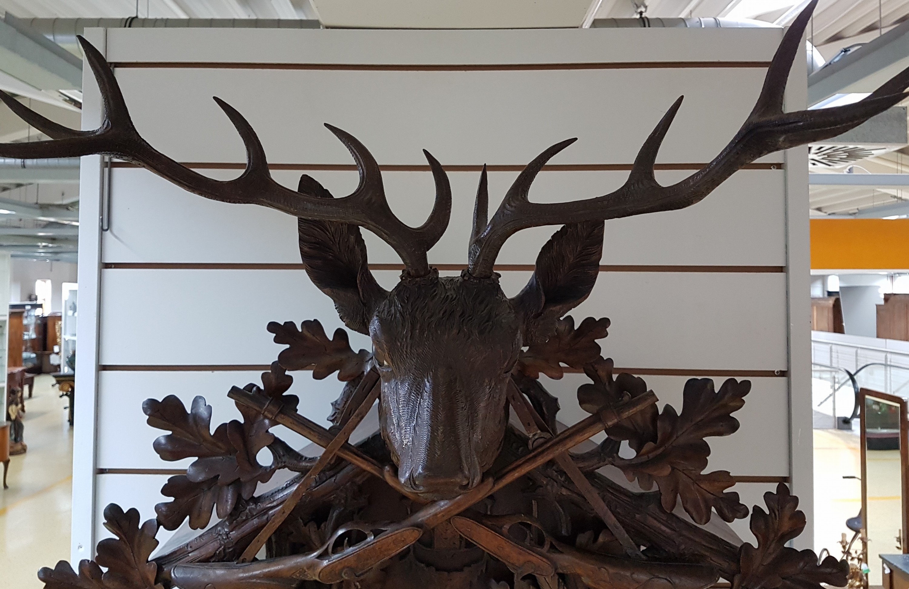 Detail f: Sehr große Kuckucksuhr, Manufaktur Gordian Hettich & Sohn, Furtwangen (Schwarzwald), um 1900, großvolumiges geschnitztes Holzgehäuse, ...