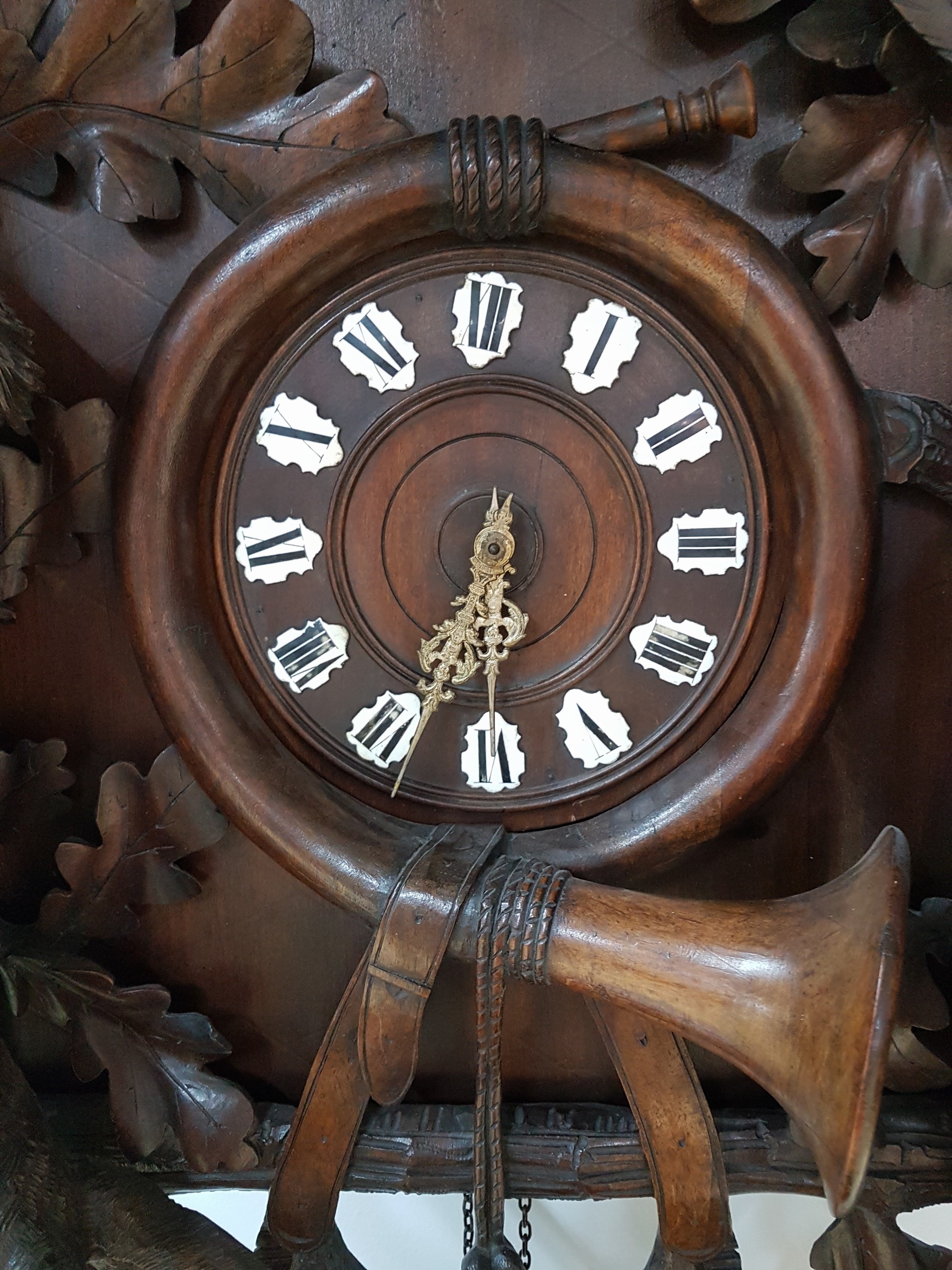 Detail g: Sehr große Kuckucksuhr, Manufaktur Gordian Hettich & Sohn, Furtwangen (Schwarzwald), um 1900, großvolumiges geschnitztes Holzgehäuse, ...